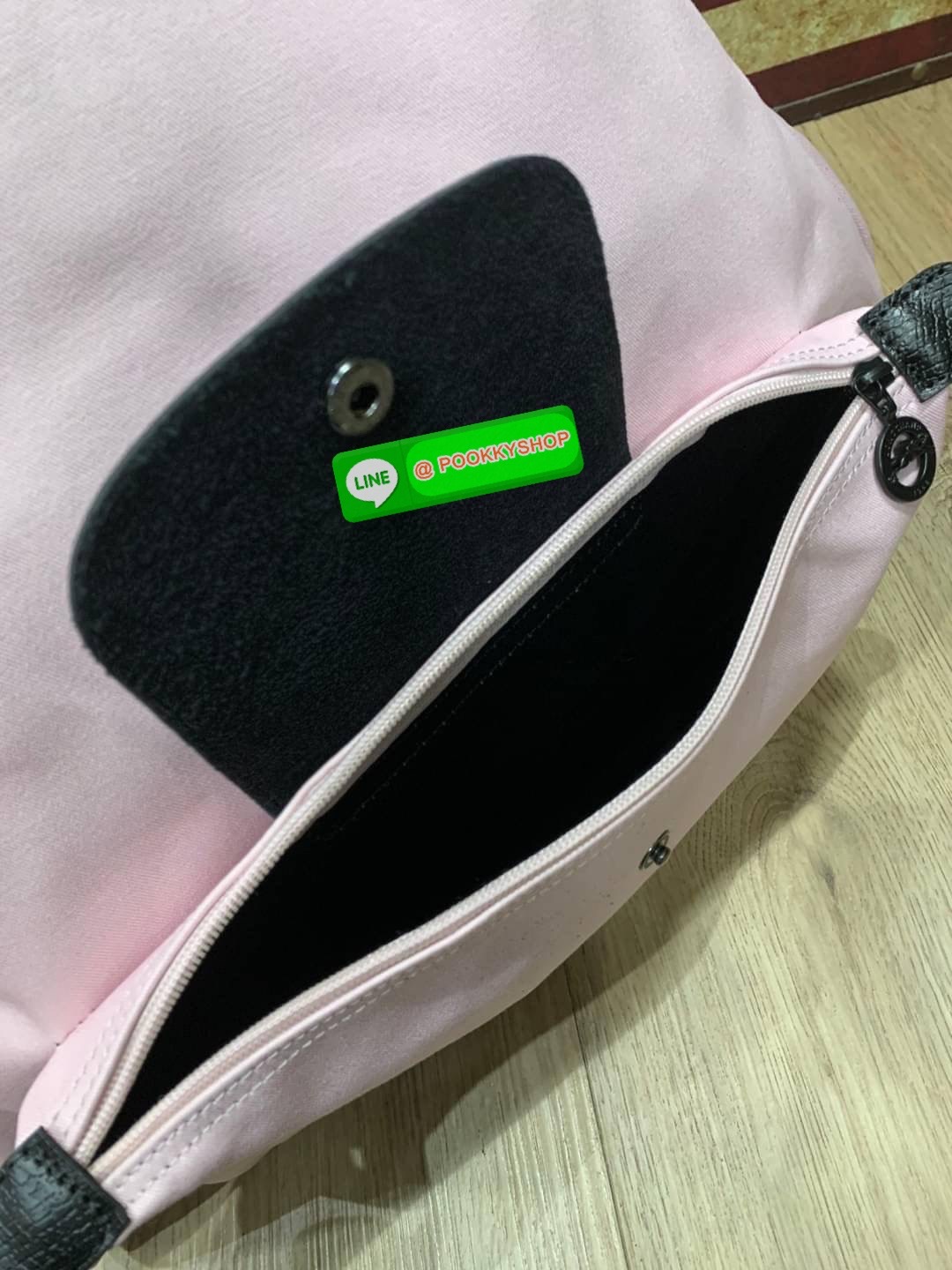 Longchamp by shayne oliver Backpack คอลเลคชั่นแบบลิมิเตทแบบเท่ๆ ที่ออกแบบโดย Shayne Oliver นักดีไซน์เนอร์ชื่อดังระดับโลก ด้วยรูปทรงกระเป๋าเป้ที่ออกแบบมาไม่เหมือนใคร สามารถจัดเป็นกระเป๋าใบใส่เสื้อผ้าได้อีกใบ ด้วยรูปทรงที่กว้างทำให้ใส่ของได้เยอะจุใจ กระเป๋า