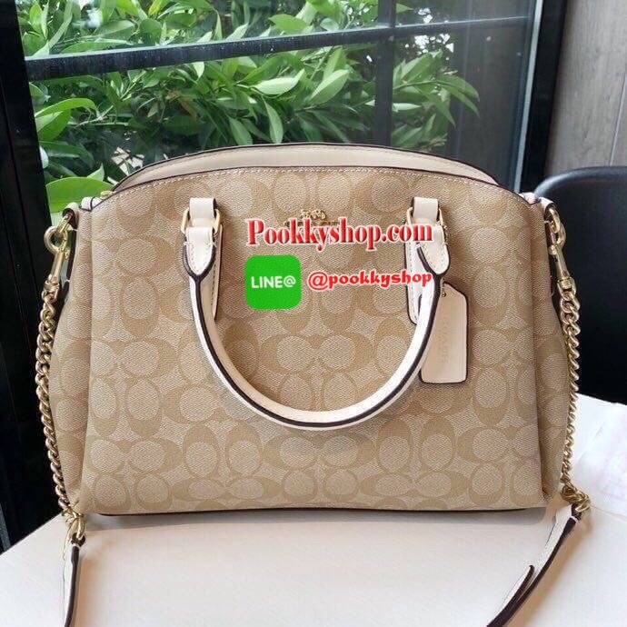 Brand : Coach Sage Carryall in signature canvas Detail : กระเป๋าสะพายขนาดใหญ่พอเหมาะ ช่องใส่ถึง 3 ช่อง มีช่องซิป 1 ช่อง และช่องกระดุม 2 ช่อง สามารถใส่ของได้จำนวนมาก ใส่กระเป๋าเงินใบยาวได้สบาย แถมยังมีสายสะพายข้างได้อีก