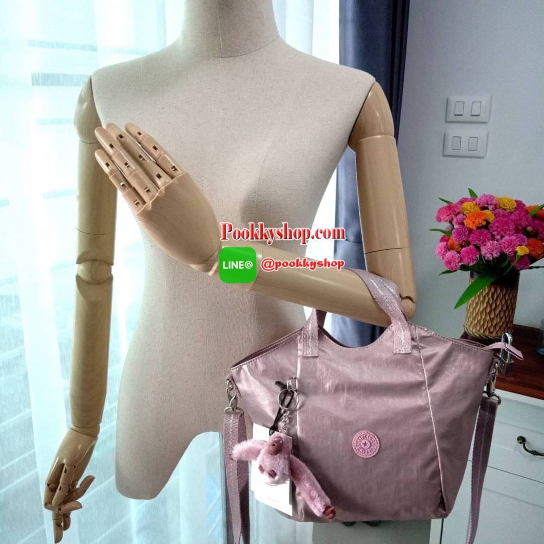 KILING NORI Handbag & Shoulder bag กระเป๋าถือหรือสะพายขนาดกลาง ทำจากวัสดุ ผ้า Nylonเคลือบ+Polyester น้ำหนักเบา จุดเด่นที่ช่องหลักมีขนาดใหญ่ พร้อมช่องซิปแยกย่อย สามารถใส่สัมภาระได้เยอะ มาพร้อมสายสะพายยาว สามารถปรับระดับได้ตามความต้องการ มีพวงกุญแจลิงห้อยตา