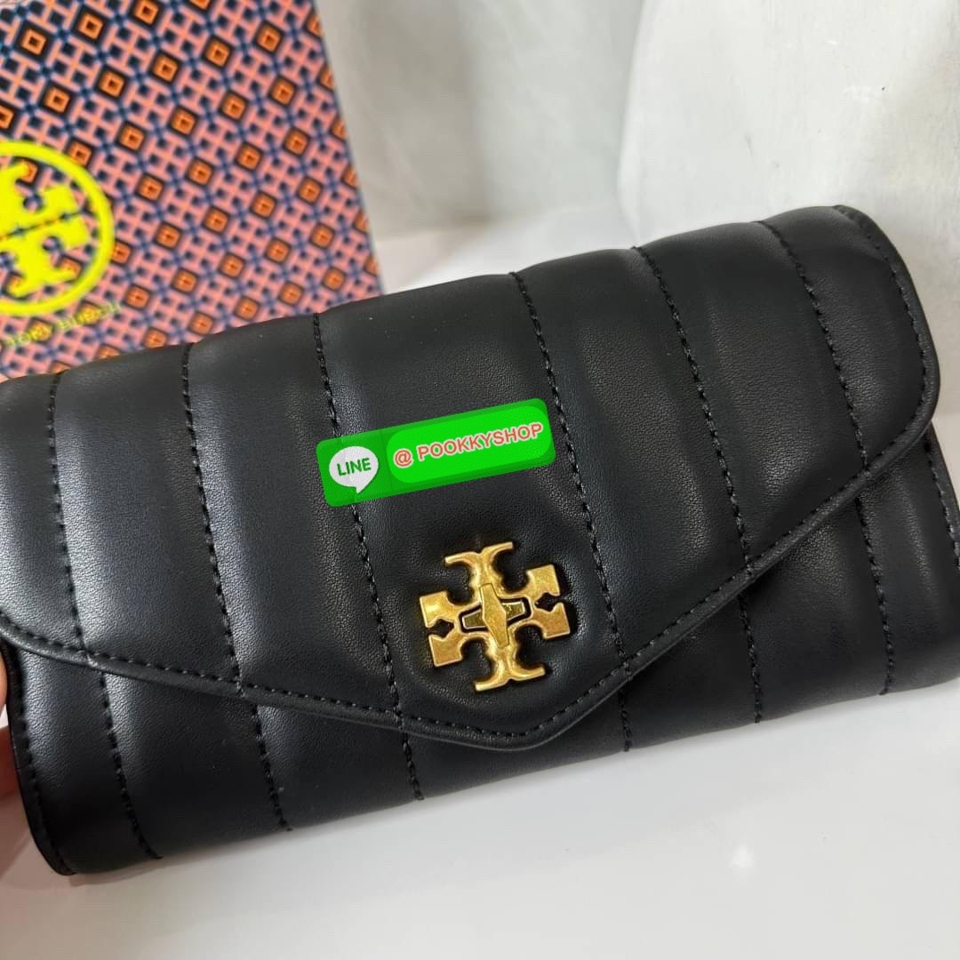 TORY BURCH KIRA CHEVRON POUCH KEY FOB 📍กระเป๋าสตางค์ใบยาว รุ่นใหม่ ทรงคลาสสิค 📍เปิด-ปิดด้วยอะไหล่บิดล็อค 📍ภายในมีช่องซิปตรงกลางสำหรับใส่เหรียญ ช่องใส่ธนบัตรและช่องใส่บัตร 📍วัสดุหนังแกะแท้ 📍จัดระเบียบกระเป๋าสตางค์ได้