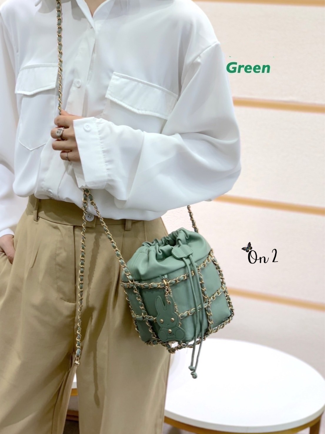 กระเป๋าแฟชั่นสไตล์แบรนด์ Chanel ทรงขนมจีบ แต่งโซ่ล้อมรอบ น่าใช้มากค่ะสายสะพายแบบ Cross body จับจองกันเลยคร่าสาวๆไม่มีไม่ได้ล๊าววว สวยทุกสีคร่า