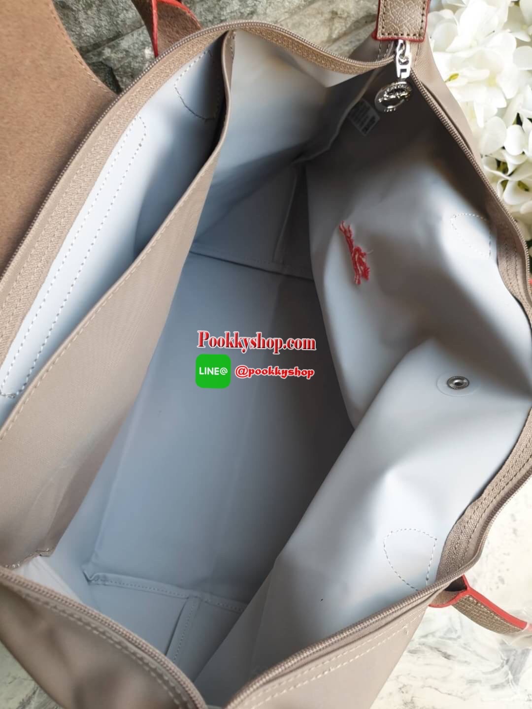 Longchamp Le Pliage Club Tote Bag Size L หูยาว วัสดุเนื้อผ้า Nylon Canvas เคลือบกันนำ้ ตัดด้วยหนังแท้ที่มีน้ำหนักเบา ดีไซน์เรียบง่ายแต่เต็มไปด้วยความคลาสสิก จนเป็นที่ชื่นชอบไปทั่วโลก Longchamp ปรับโฉม LE PLIAGE ด้วยการปักลายรูปม้า-ตราสัญลักษณ์ของแบรนด์บนผ