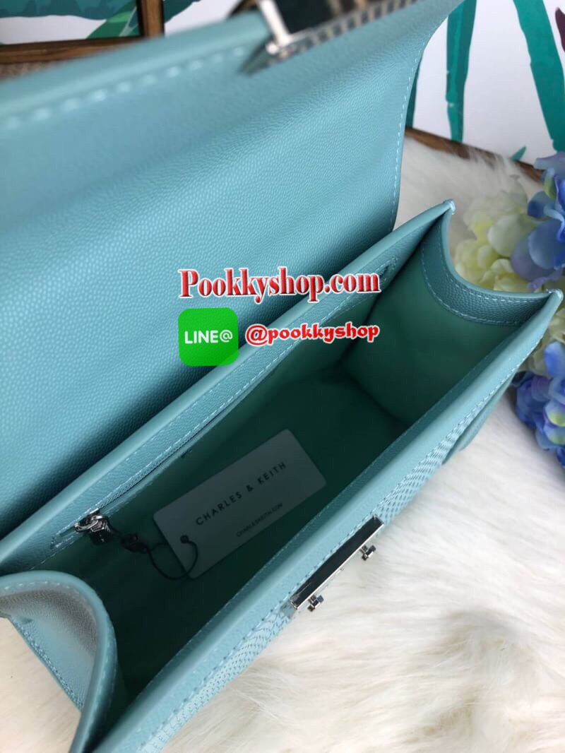 New arrival!! CHARLES & KEITH WOVEN DETAIL CLUTCH กระเป๋าสะพายอยู่ทรง ด้านหน้าเล่นดีเทลแต่งลายสายน่ารักมากๆ ด้านหลังมีช่องใส่บัตรได้ เปิดปิดด้วยตัวกดล็อก ด้านในจุของได้เยอะทีเดียวค่ะ ใส่ iPhone plus/ กระเป๋าเงินใบกลางได้สบายๆ สายสะพายยาวปรับได้ 5 ระดับเลย