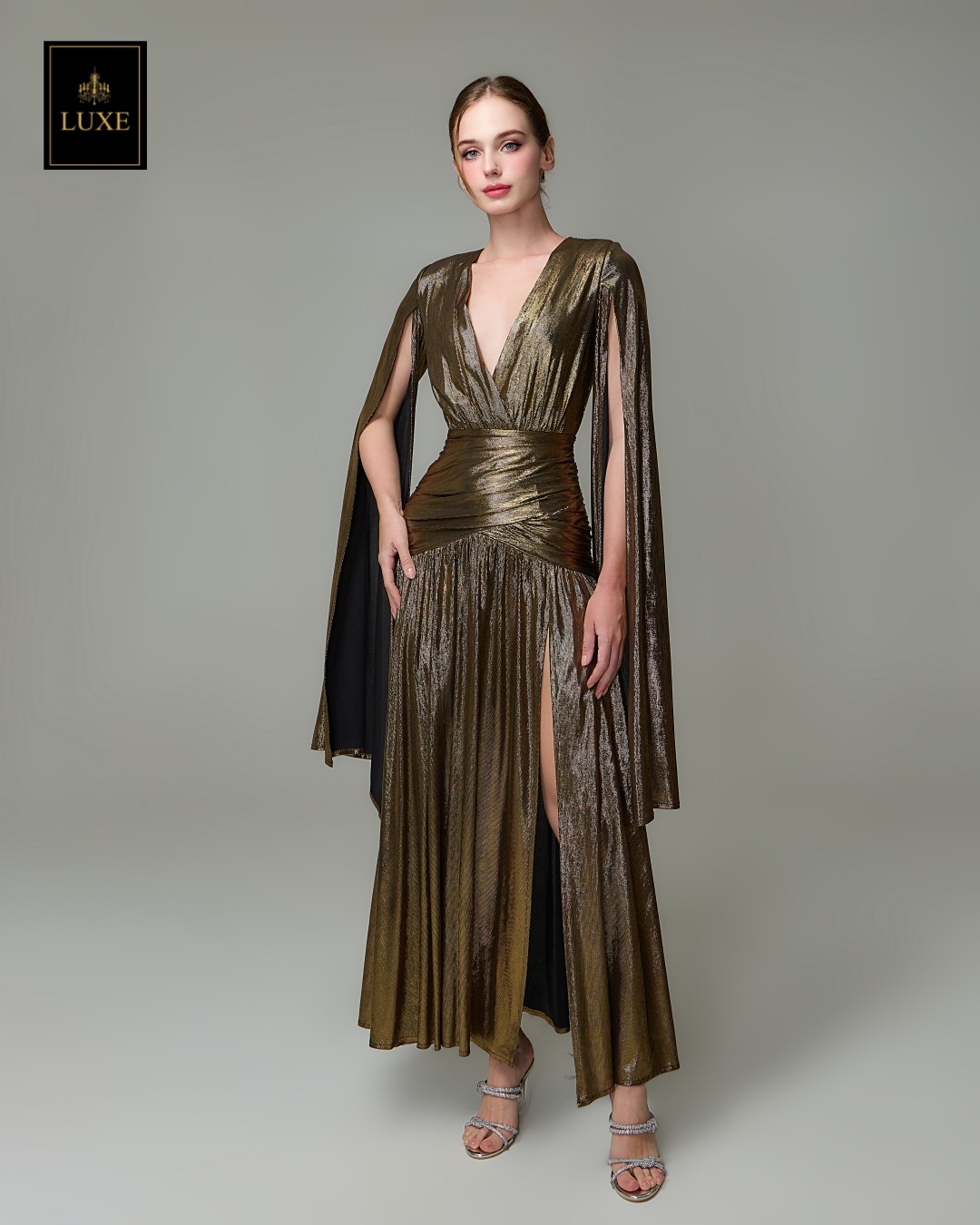 เดรสแฟชั่น แม็กซี่เดรสเสื้อคอวีป้าย แขนยาวเป็นผ้าคลุมในตัว กระโปรงเข้ารูปตรงสะโพก ผ่าหน้าขา ชายกระโปรงบาน