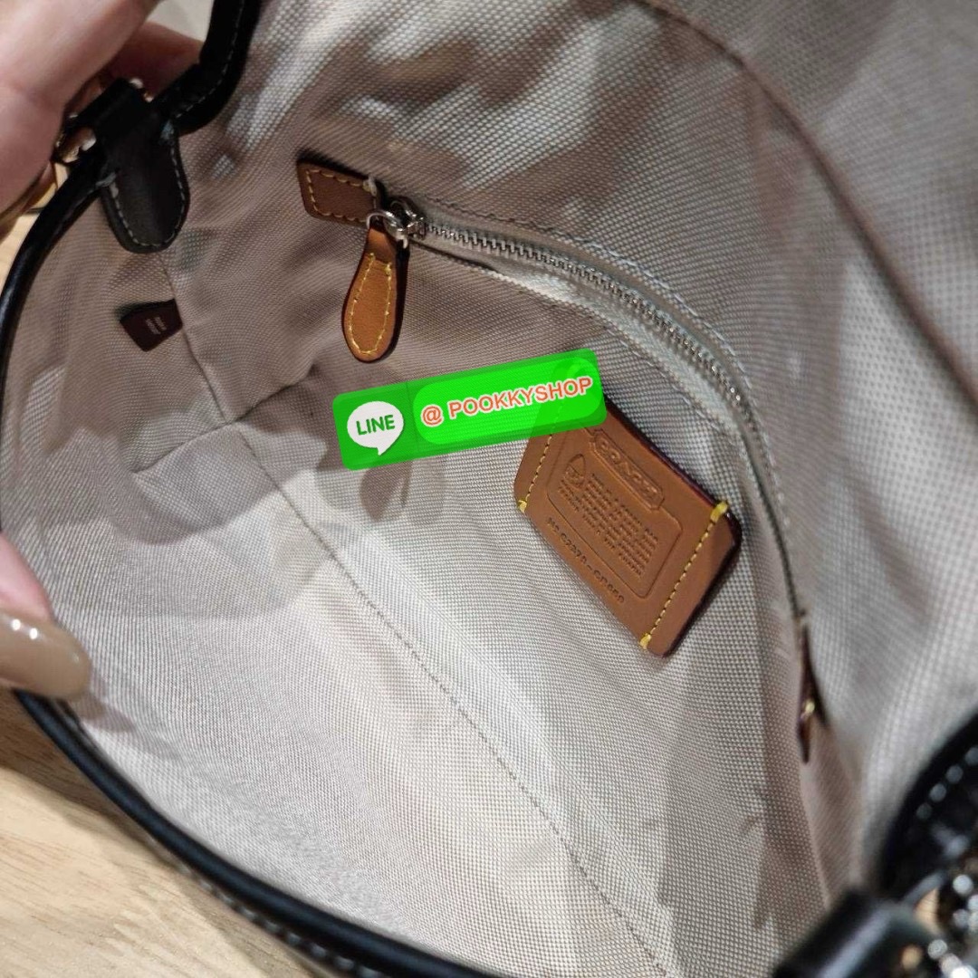 COACH CR737 SOHO BAG IN REPURPOSED DENIM 🔅 Details เลิกสวยแซ่บกี่โมงคะคุณน้า! ไอเท็มให้พาใจสั่นมาอีกแล้ว! กับกระเป๋าสะพายไหล่สไตล์วินเทจ ที่ยังคงแมสและฮอตมาก ด้วยรูปทรงที่ใช้งานง่าย ไม่เกะกะ แต่มีความเรียบหรูในตัว กระเป๋าปิดด้วยกระดุมแม่เหล็ก ภายใ