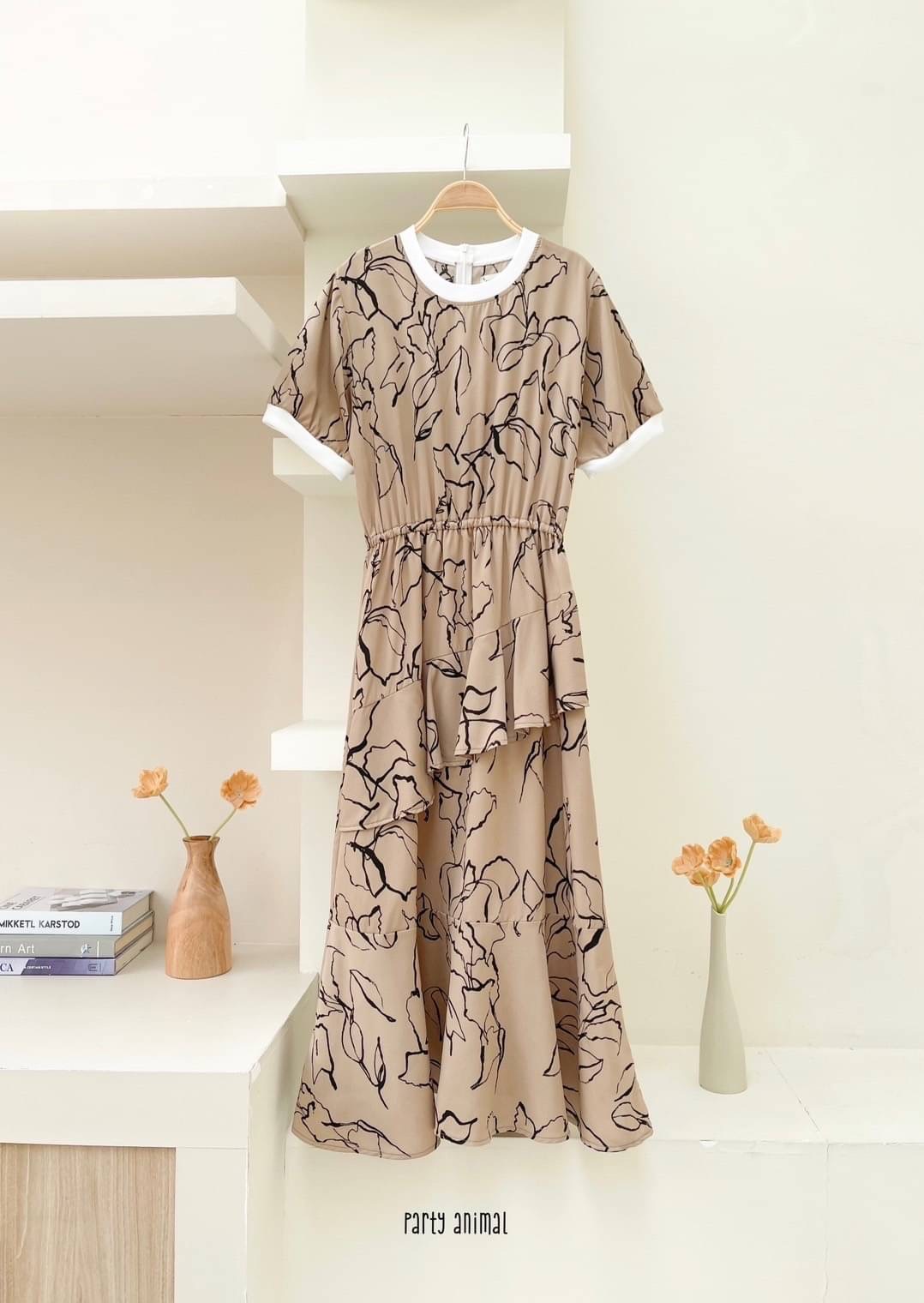 Maxi dress ทรงคอกลมเอวยางยืด ต่อชายกระโปรงหางปลาสวยค่ะ ด้านหน้าดีไซน์แต่งระบายเฉียงเล็กๆช่วงกระโปรง เนื้อผ้าโพลีเอสเตอร์พริ้วๆนุ่มใส่สบาย งานมีซับในกระโปรง ซิปหลัง มาพร้อมเชือกผูกเอวค้า 2ลาย