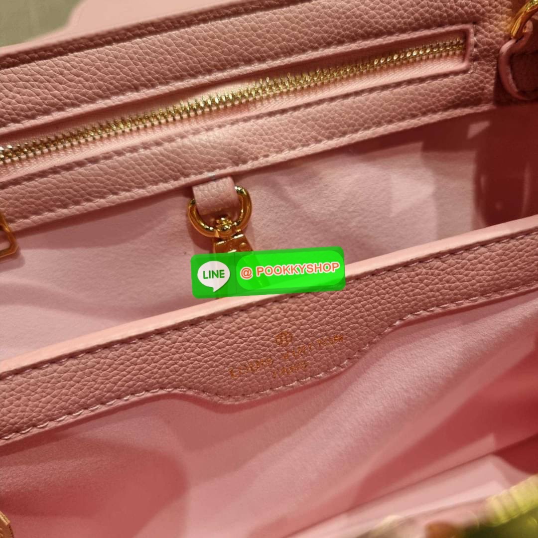 NEW IN!! LV capucines top handle วีไอพีพรีเมี่ยมกิ๊ฟจากเคาน์เตอร์ ที่สุดของความสวยในราคาเบาๆ กระเป๋าถือสุดหรู ดีไซน์ทรงคลาสสิค พร้อมลวดลายหรูหรา มาพร้อมหูจับในตัว ด้วยรูปทรงวินเทจและวัสดุหนังลูกวัว สัมผัสดี ขับผิว ทำให้ไอเท็มนี้สะกดทุกสายตาจริงๆ และยังมีล