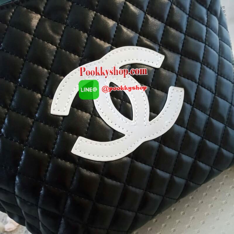 Must Have! Chanel Tote & Shopping Bag กระเป๋าสะพายทรง Shopping Bag พรีเมี่ยมกิ้ฟ Limited Edition ของแท้ 100% นำเข้าจาก Chanel Perfume Counter ใบใหญ่วัสดุหนัง PU ประดับโลโก้ CC สุดคลาสสิค ซับใน Polyester 100% เปิดปิดด้วยกระดุมแม่เหล็ก จุสุดๆ สามารถใส่เอกสา