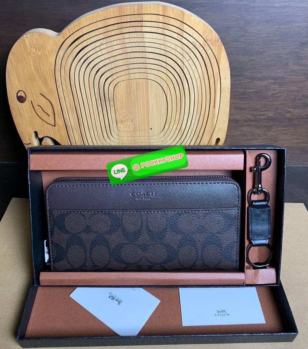 COACH ACCORDION ZIP WALLET IN SIGNATURE CANVAS กระเป๋าสตางค์ใบยาว ซิปรอบ ใช้งานง่าย ด้วยฟังค์ชั้น ด้านใน ใส่บัตรได้จุใจ มีช่องซิปใส่เหรียญตรงกลาง โดนใจหลายๆคนไปเรียบร้อยและคลาสสิค เรียบหรูดูแพงตลอดกาล ยกให้รุ่นนี้เลย