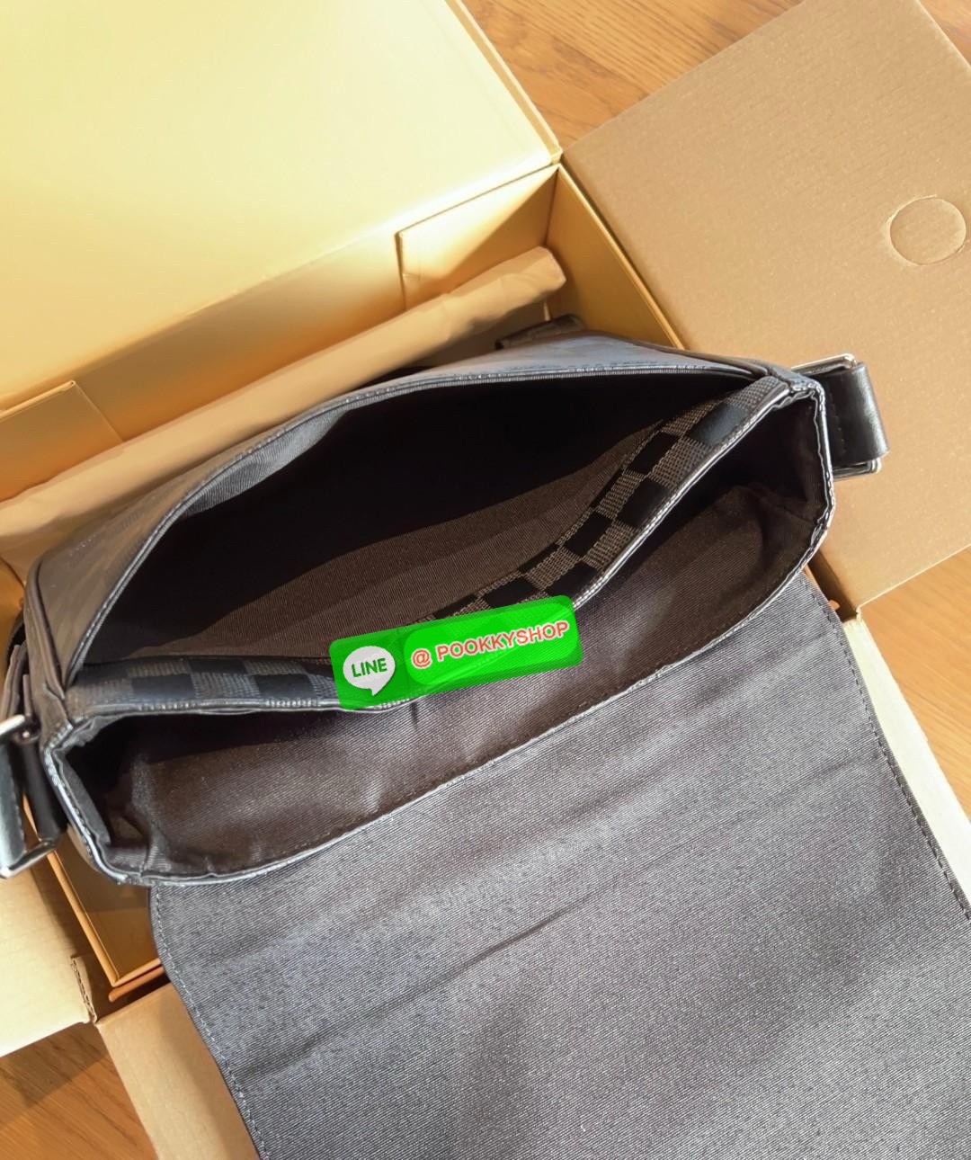 ราคาดีๆหมดแล้วหมดเลยน๊าา ใช้เป็นเพื่อนคู่กายในชีวิตประจำวันรุ่นนี้ไม่ว่าจะใช้ในไทยหรือพกพา ตปท.คือดูดีมากๆ ห้ามพลาด LOUIIS VUITTON DISTRICT PM ((Vip Duty free ตปท.)) 🔖พร้อมส่ง! กระเป๋าแมสเซนเจอร์ District PM รุ่นใหม่ 2024! หนังแม้อย่างดี ลายนูนสวย