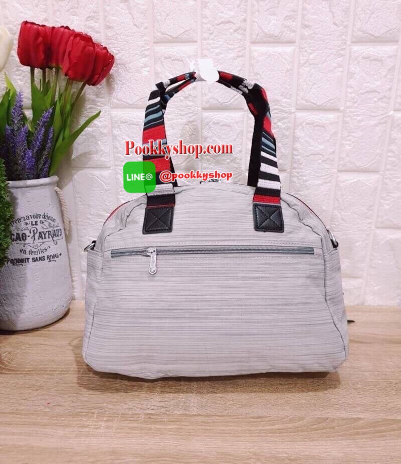 Kipling Women’s Defea Top-Handle Bag กระเป๋าถือหรือสะพายทรงตั้งสวย มีช่องใส่ของแยกเป็นสัดส่วนทั้งด้านในและนอก มีสายสะพายถอดและปรับความยาวได้ฟรีไซส์ มาพร้อมพวงกุญแจลิง น่าใช้คุ้มค่ามากๆจ้า