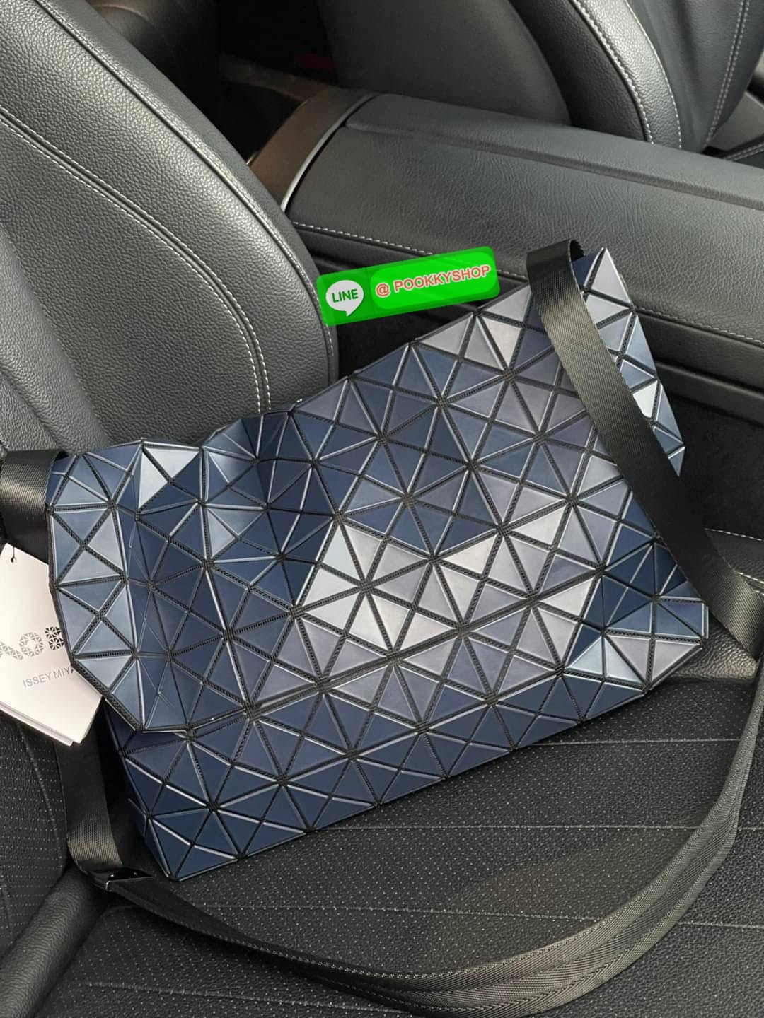 💕Baobao Issey Miyake Prism Sac ชาวมินิมอลทั้งชายและหญิงต้องถูกใจรุ่นนี้ เพราะ Prism Sac เป็นกระเป๋าแบบ unisex ที่มาพร้อมกับความเรียบง่ายของวัสดุเนื้อแมตต์ แต่ให้ลุคสไตล์เท่แบบคูลๆ โดดเด่นด้วยดีไซน์ที่ออกแบบมาให้ใช้งานที่ง่าย ตอบโจทย์ทุกสถานการณ์ฝา