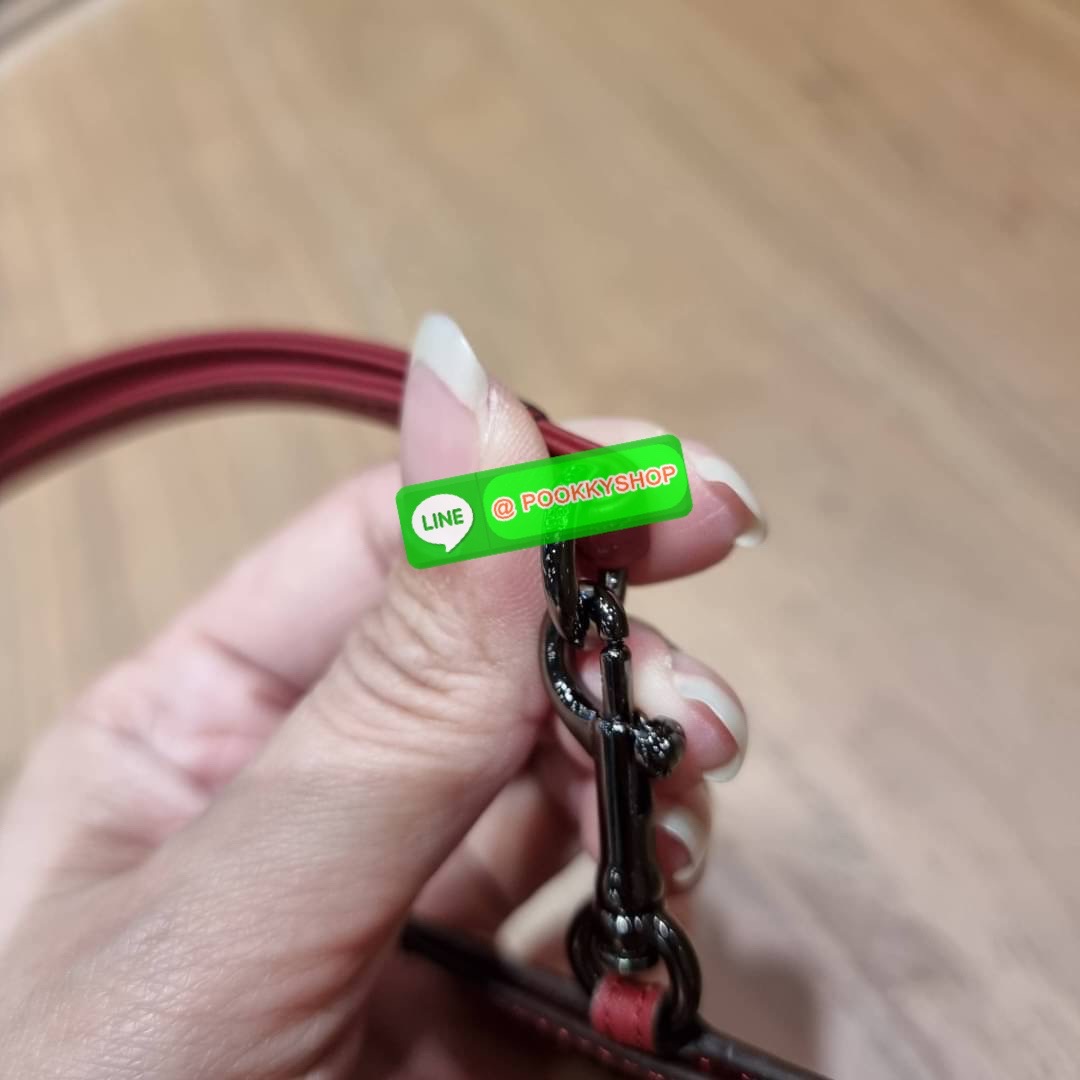 กระเป๋าใส่บัตรคล้องคอ Coach card holder ราคาพิเศษสุดๆ!!! ของหายาก!! ง่ายๆแบบไม่ธรรมดา!! คลาสสิคแต่มีดีเทลโดดเด่น!! กระเป๋าถนอมบัตร พร้อมสายคล้องคอ ดีไซน์ลวดลายสวย ดูดีทุกแบบ ใช้งานง่าย พกพาสะดวก จะใส่บัตรพนักงาน บัตรเครดิต บัตรปชช. ใบขับขี่ และบัตรอื่นๆที