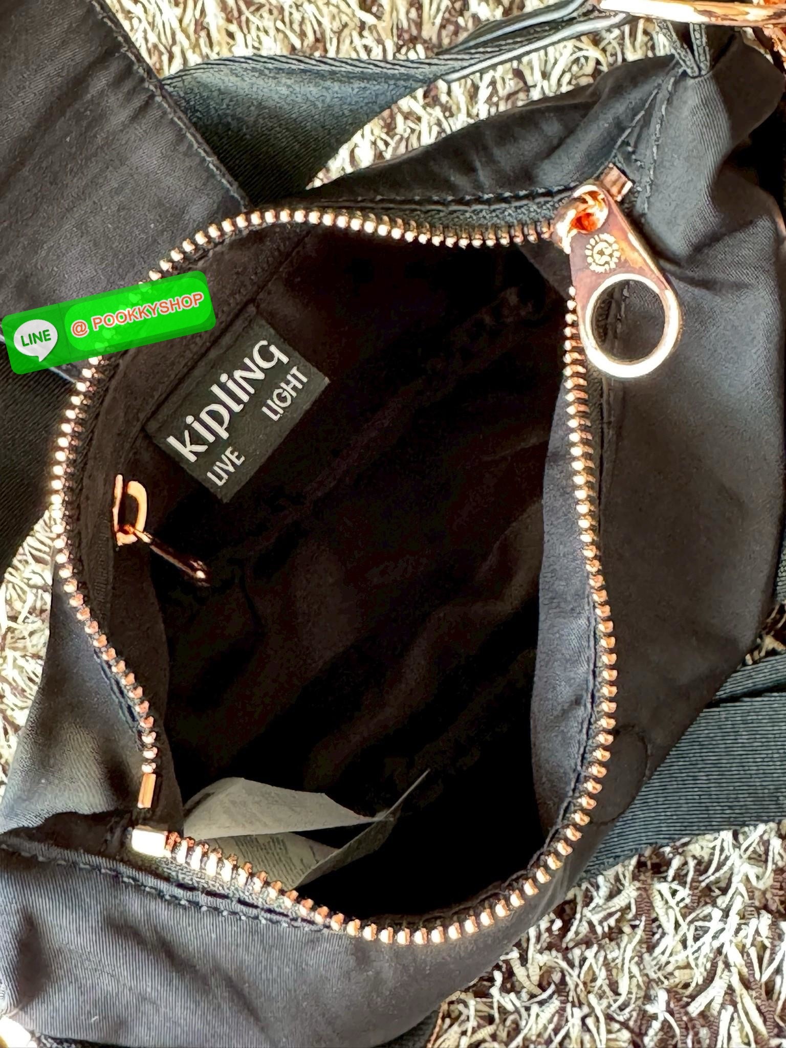 Kipling Syro Shoulder bag กระเป๋าในสไตล์มินิมอล แต่สามารถใส่สิ่งของได้ครบครัน มีทั้งช่องซิปภายในและนอก น้ำหนักเบา มีสายสะพายครอสบอดี้ได้