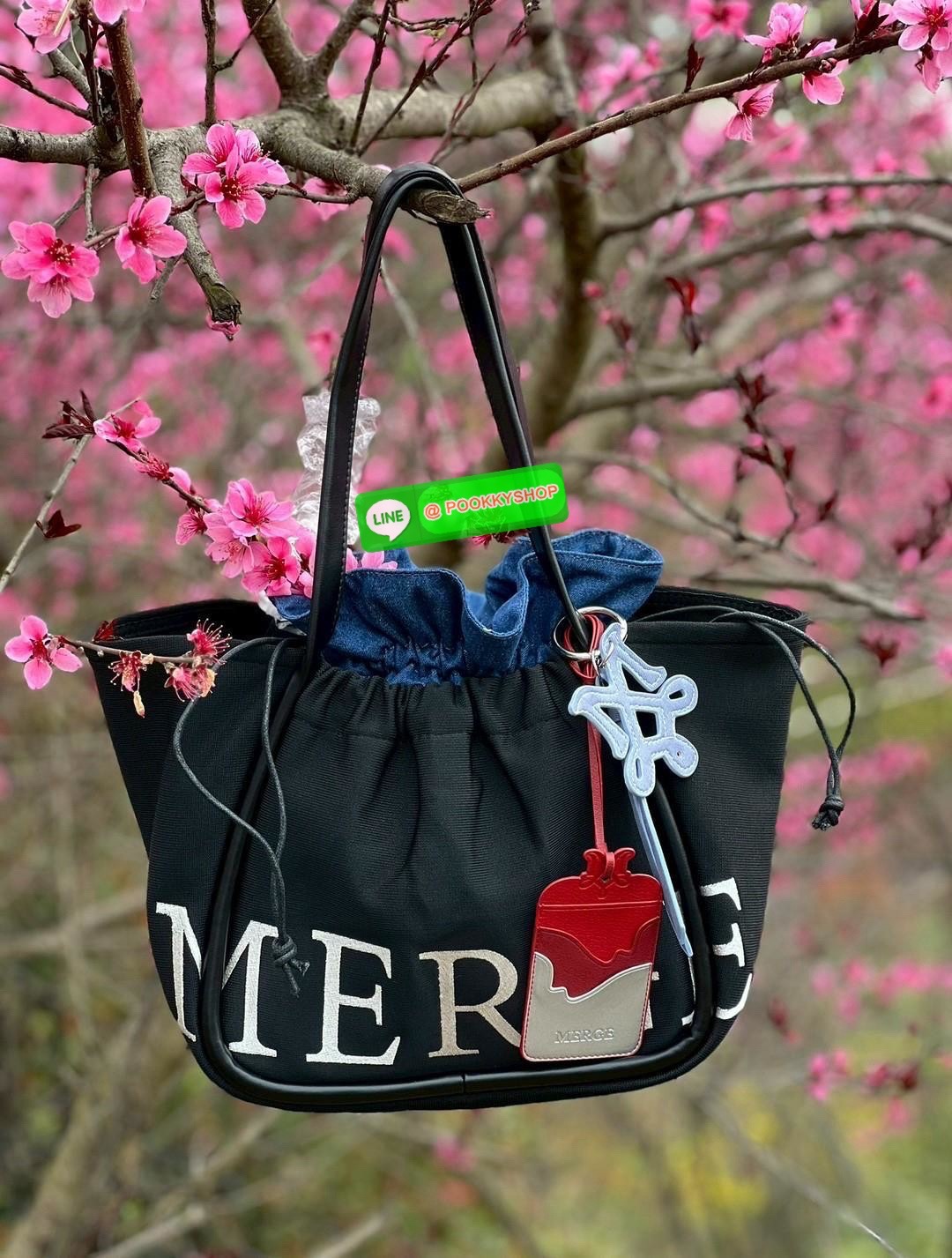 MERGE A DAY MEDIUM BAG 🔖พร้อมส่ง! กระเป๋าหิ้วหรือคล้องไหล่ ทรงสวย วัสดุผ้าทอเทคนิค Flyknit อย่างดี แต่มีน้ำหนักเบา หูหิ้วแบบหนังมีความแข็งแรงในการใช้งานค่ะ ภายในโล่งกว้าง ใส่สัมภาระได้เยอะค่ะ