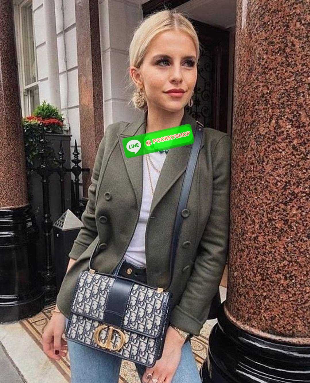 CD 30 MONTAIGNE BAG 🔆 Details กระเป๋าสะพายข้างสุดฮอต จากเคาน์เตอร์ dutyfree ที่สาวๆต้องไม่พลาด ทรงสวยมีกิมมิคในตัว ดูแพง ดีไซน์ย้อนยุคเป็นเอกลักษณ์ เปิด-ปิดด้วยอะไหล่กดล็อคแน่นหนา ใช้งานง่าย ด้านหลังมีช่องใส่ของจุกจิกได้ ภายในเป็นช่องโล่ง ใส่ของสำ