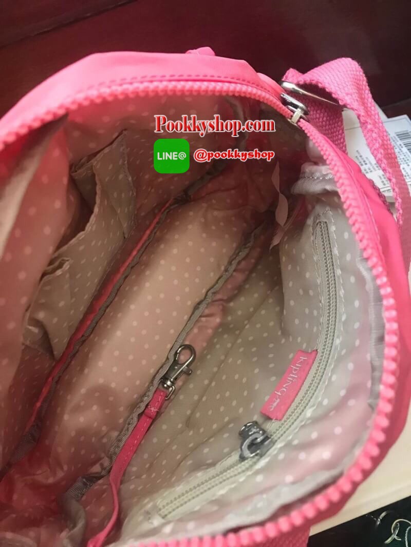 Kipling Flax Shoulder Bag กระเป๋าสะพายข้างทรงcrossbody ปรับความยาวสายให้เข้ากับลำตัวได้ฟรีไซส์ วัสดุไนล่อนคุณภาพสูงและน้ำหนักเบา กันน้ำได้ ด้านหน้ามีช่องให้หนึ่งช่อง เปิดปิดช่องซิปหลัก แบบซิปเดียว ภายในกว้างและมีช่องซิป/ช่องเล็กให้ใส่ของจุกจิก ด้านหน้าประ