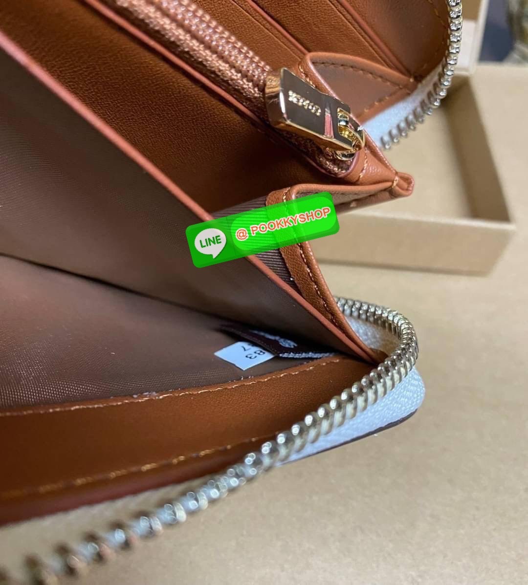 COACH ACCORDION ZIP WALLET IN SIGNATURE CANVAS กระเป๋าสตางค์ใบยาว ซิปรอบ ใช้งานง่าย ด้วยฟังค์ชั้น ด้านใน ใส่บัตรได้จุใจ มีช่องซิปใส่เหรียญตรงกลาง โดนใจหลายๆคนไปเรียบร้อยและคลาสสิค เรียบหรูดูแพงตลอดกาล ยกให้รุ่นนี้เลย