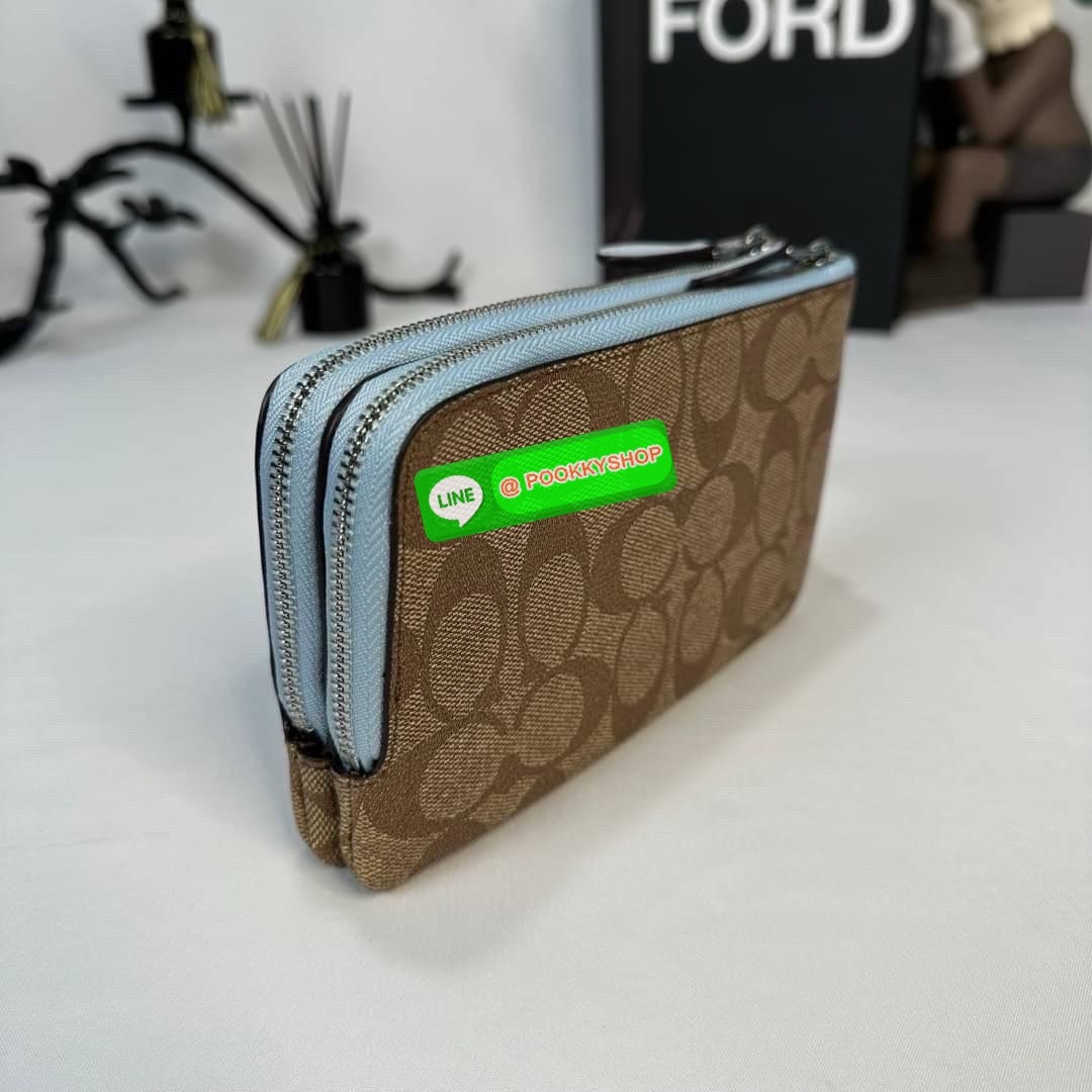 กระเป๋าคล้องมือ COACH 87591 DOUBLE CORNER ZIP WRISTLET IN SIGNATURE CANVAS (COACH 87591 ） กระเป๋าคล้องมือ2เซิปใหญ่ ลายCหนังและ ด้านในเป็นผ้า แบ่งเป็นช่องเล็กๆใส่เหรียญใส่แบงค์ใส่บัตร แล้วแต่จะใส่มีหลายช่อง ใส่โทรศัพท์ได้ทุกรุ่นพร้อมสายคล้องมือ