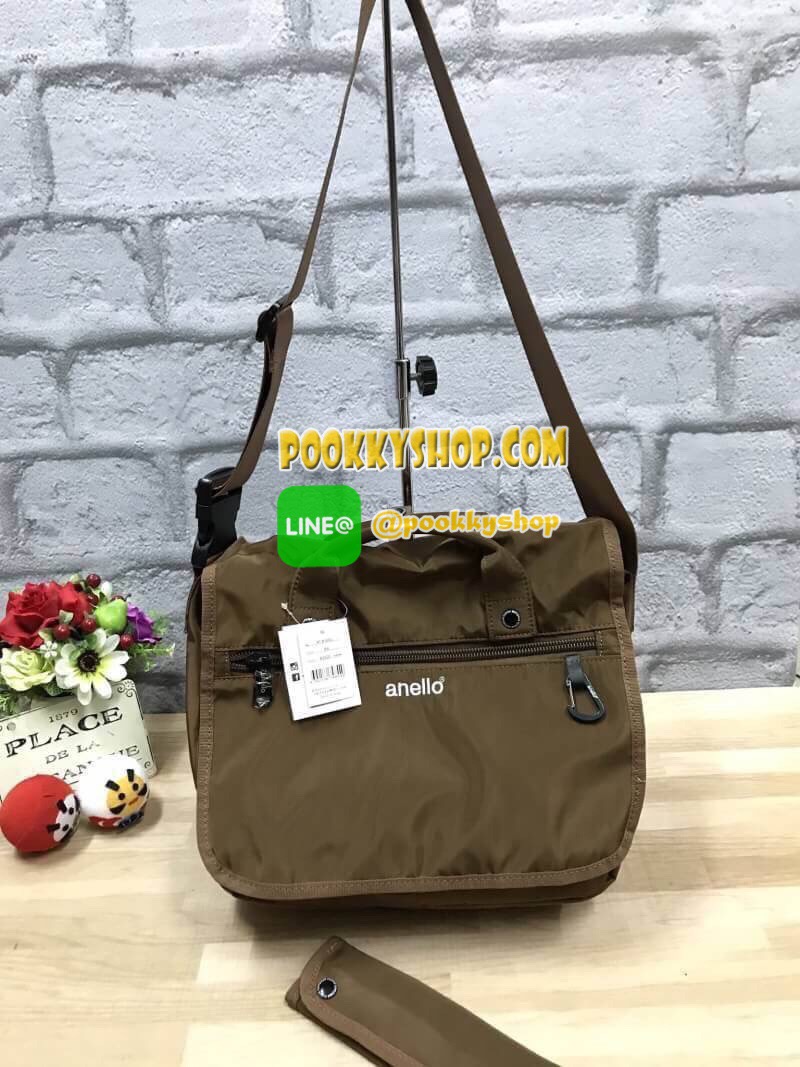 งาน3ป้าย ❤️ 5500 เยน ❤️ ภายในมี วดป Anello urban street nylon shoulder bag ใหม่ชนช้อปกับกระเป๋าถือหรือสะพายแบบ unisex วัสดุผ้าไนล่อน มีคุณสมบัติกันน้ำและน้ำหนักเบา ภายในมีช่องเล็กช่องน้อยแยกเป็นสัดส่วน กว้างและใบใหญ่สามารถใส่เอกสารได้เยอะ ด้