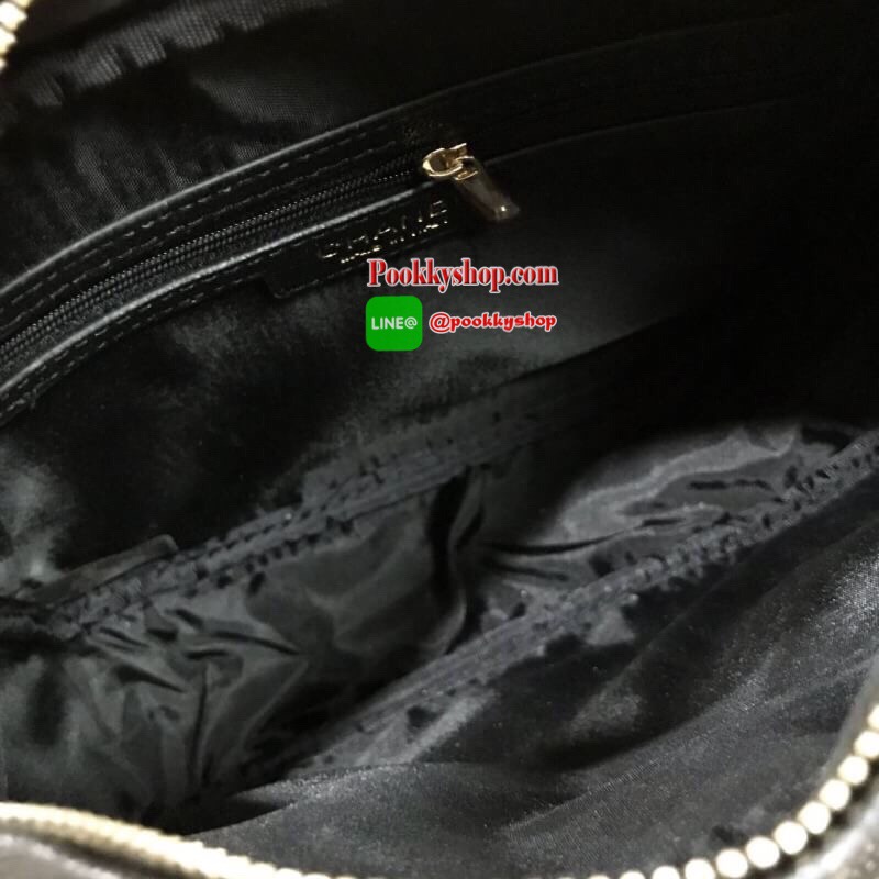 ห้ามพลาด! New! Chanel Shoulder Bag With Chain VIP Gift With Purchase (GWP) รุ่น Limited พรีเมี่ยมกิ้ฟ Chanel Perfume Counter ทรงเหลี่ยมขนาดกำลังดีวัสดุหนังคาเวียร์สวยหรูอยู่ทรง เปิดปิดด้วยซิปหัวซิปแบรนด์ ด้านหน้าปั้มโลโก้แบรนด์ ภายในมีโลโก้และช่องซิป ใส่ก