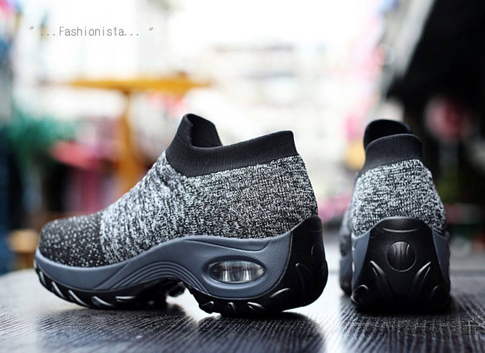 เข้าเพิ่มแล้วจ้าา สินค้าดีมีคุณภาพ!! แฟชั่นฮ็อตฮิตมาแรงงงงงง รองเท้าผ้าใบแฟชั่นสไตล์สปอร์ต เนื้อผ้าหนานุ่มมากก ยืดหยุ่นคืนรูปได้ดี ไม่ย้วยไม่แฟ่บ เสริมพื้น 4 c.m. พื้นยางยึดเกาะดีหนึบมากเดินไม่ลื่น คู่นี้ใส่เที่ยวใส่ออกกำลังกายคู่เดียวกันได้เลย ใส่สบาย วั