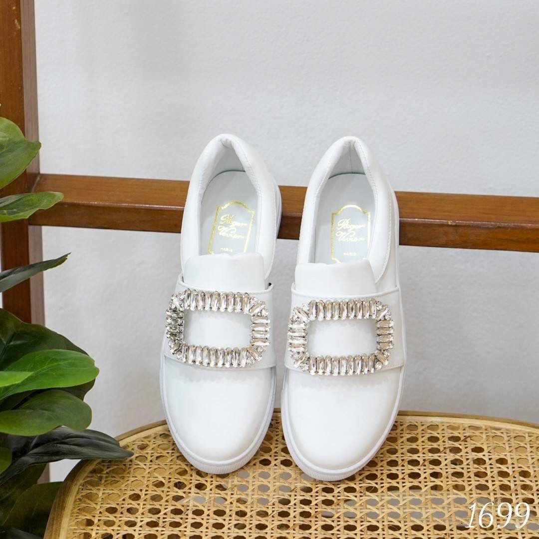 พร้อมส่ง รองเท้าผ้าใบ roger ที่ขายดีมากที่สุด รุ่นนี้ดาราใส่เยอะมาก มีกันเกือบทุกคน งานรองเท้าผ้าใบทรงสวม หนังนิ่ม ตกแต่งดีไซน์หน้าเพชรสุดหรูตามสไตล์ ทรงสวยเว่อร์ บอกเลยว่า เป็นรองเท้าที่ต้องมีมากๆ