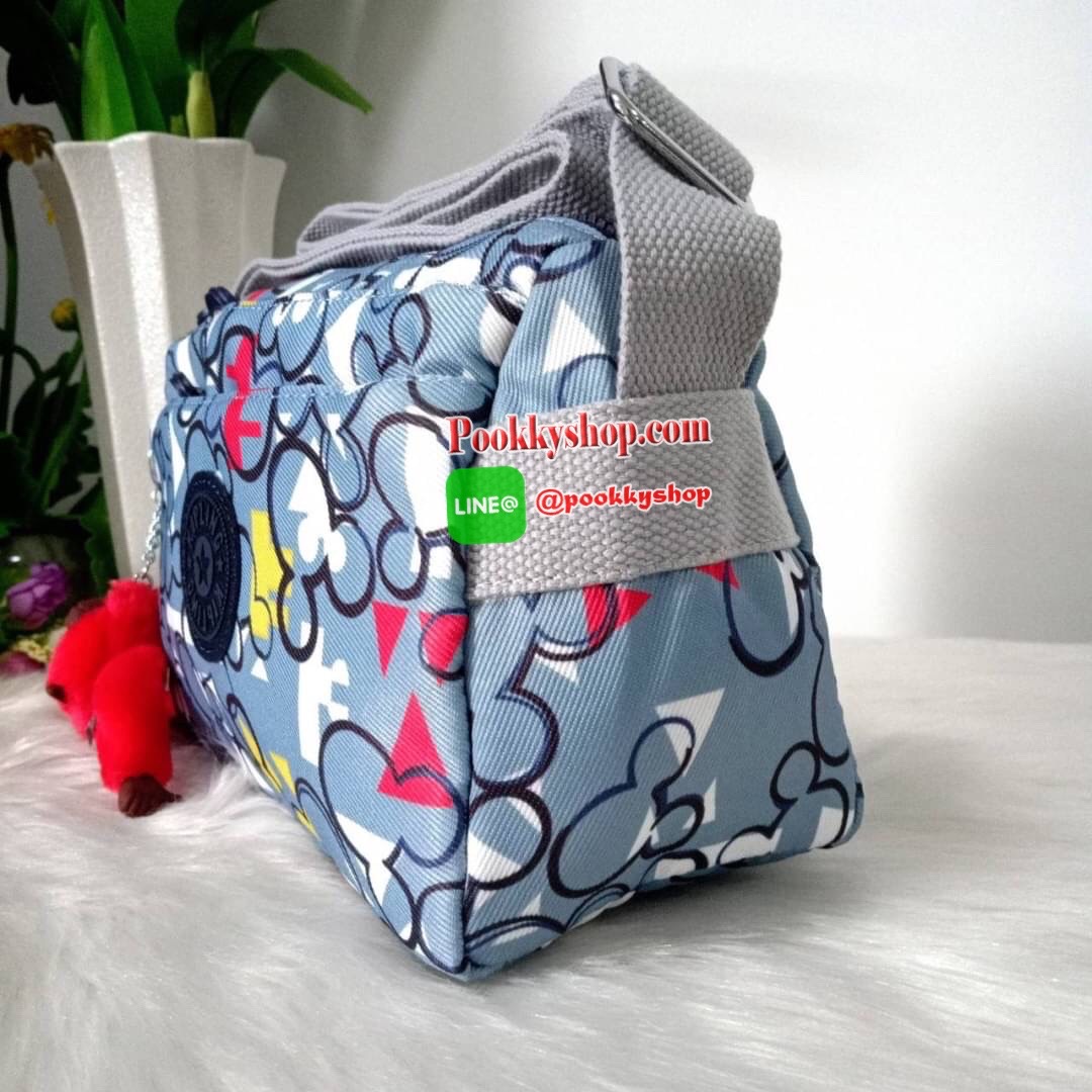KIPLING Mini Crossbodybag กระเป๋าสะพายข้างขนาดกะทัดรัด ผลิตจากวัสดุ Nylon+ Polyester100% มีช่องใช้งานแยกย่อยมากถึง 4 ช่อง -ด้านหน้ามีช่องซิป 2 ช่อง -ช่องหลักโล่ง กว้าง จุของใช้ได้เยอะ -ด้านหลังมีช่องซิปอีก 1 ช่อง มาพร้อมพวงกุญเเจลิง สายสะพายยาวสามารถปรับไ