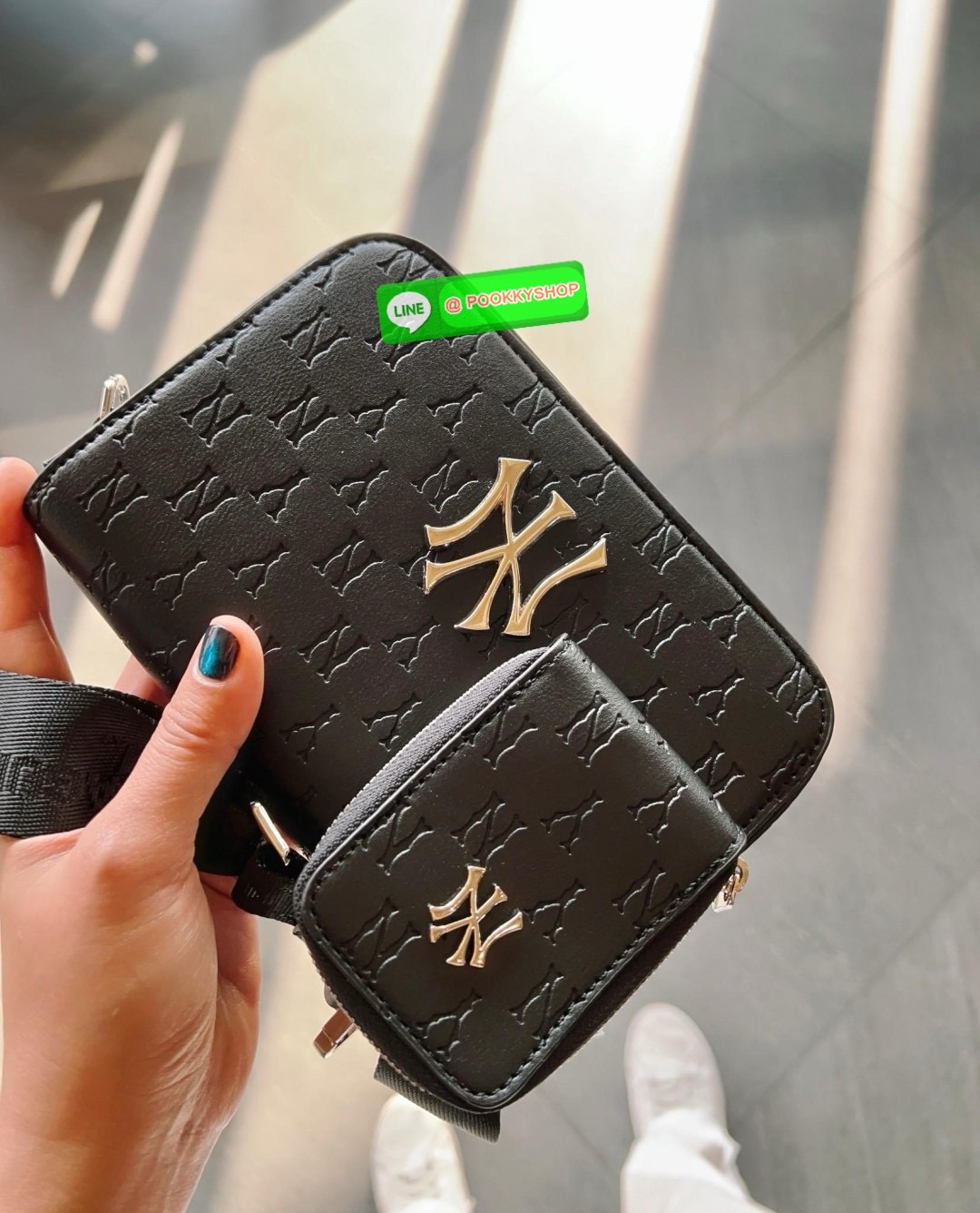 NEW IN! ใบจริงน้องสวยมากๆ คุ้มแก่การมีติดตัว! MLB MONOGRAM EMBO CROSS BAG 💌พร้อมส่ง! ใครมีแล้วหรือจะมีเพิ่มหรือซื้อเป็นของขวัญให้เพื่อนๆรุ่นนี้ไม่ทำให้ผิดหวังค่ะ หนังแท้อย่างดี ปั้มลายแบรนด์ทั้งใบ