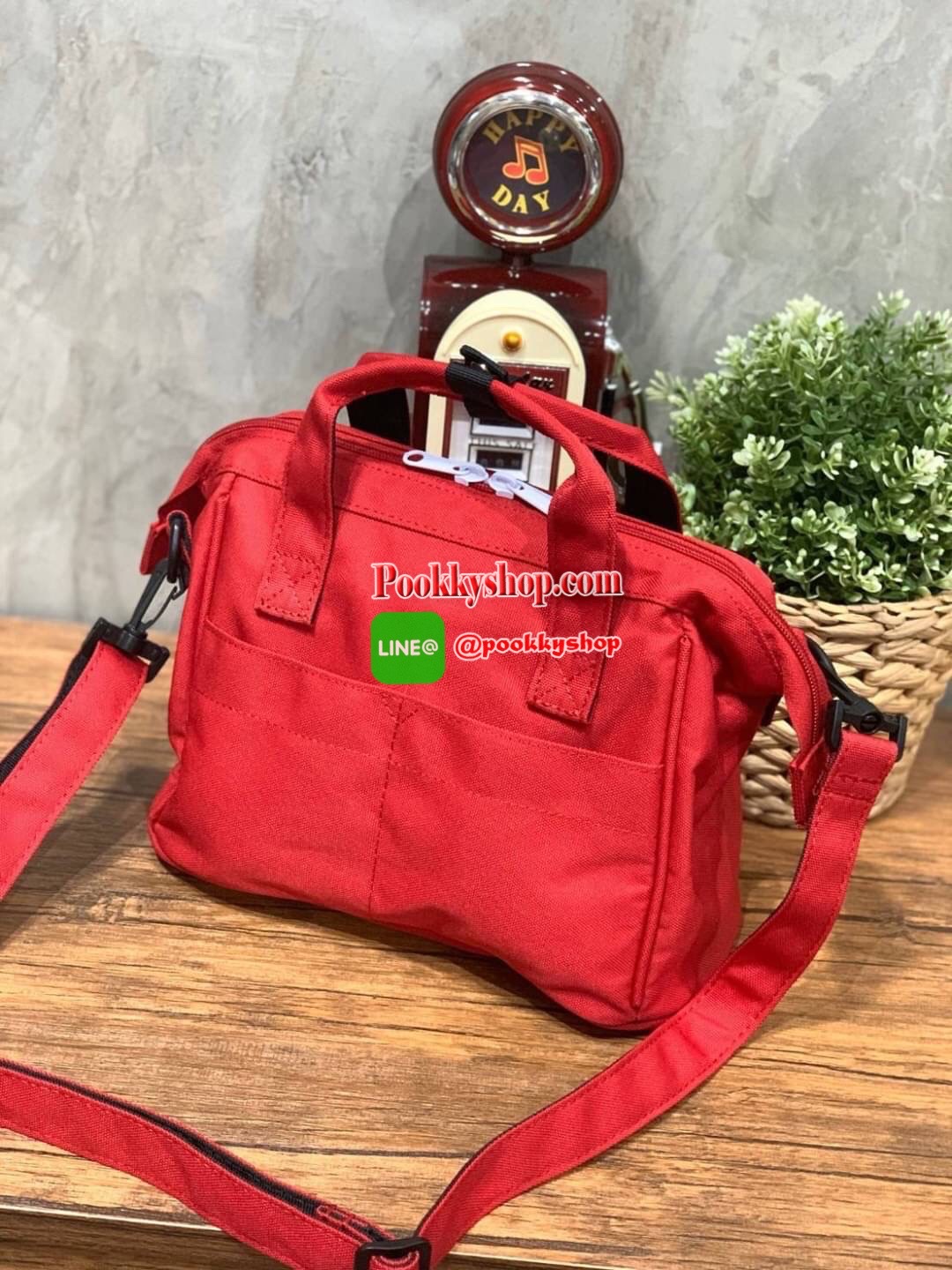 Anello X Peanuts 2 ways Boston regular size(Os-S044) ได้ Collaboration หรือเป็นการร่วมงานกับตัวการ์ตูนสุดคลาสสิคอย่าง Peanuts มานำเสนอโดยเอาคาแลคเตอร์ ในการใช้ชีวิตประจำวัน ที่เหมาะสม มาวางบนตัวกระเป๋า กระเป๋า anello (อเนลโล่) กระเป๋าเป้แบรนด์ของญี่ปุ่น ท