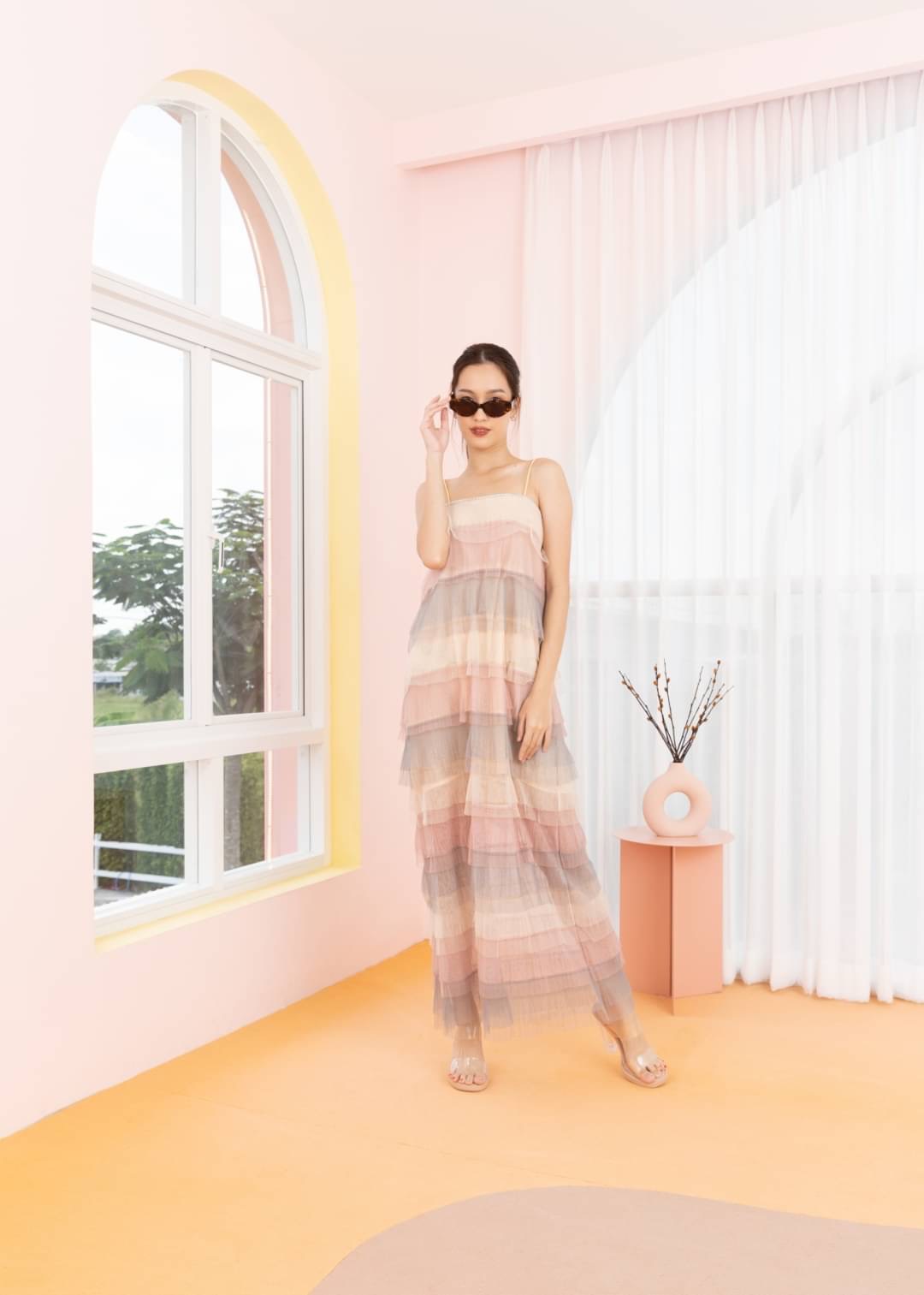 เดรสสายเดี่ยวยาวผ้ามุ้งอัดพลีทเนื้อดีเย็บระบายชั้นสลับสีโทนสีพาสเทล มีซับในสีขาวครึ่งตัว เป็นเดรสใส่เที่ยวคาเฟ่ได้ความสวยหรูสีสันสดใส หรือจะใส่ Mix & Match กับกางเกงยีนนส์ก็ได้ค่ะ