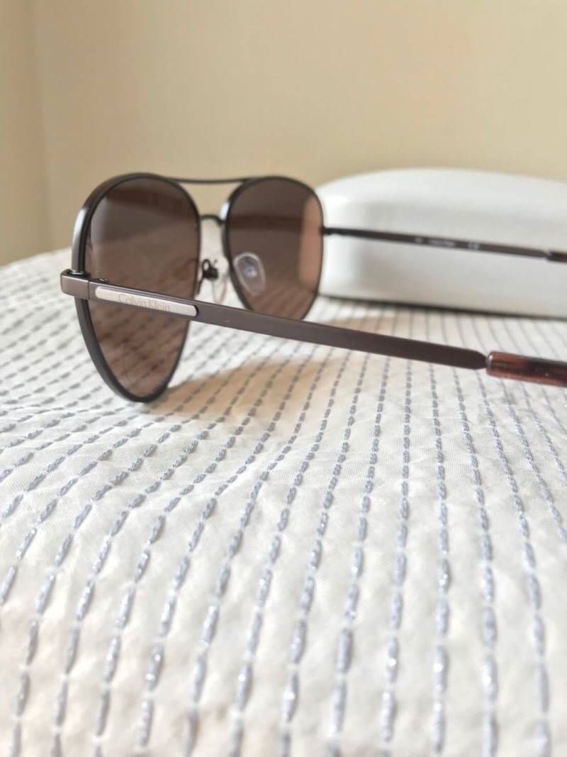 Calvin Klein แว่นรุ่นนี้ สวยมากๆ อุปกรณ์กล่องและผ้าเช็ดแว่น