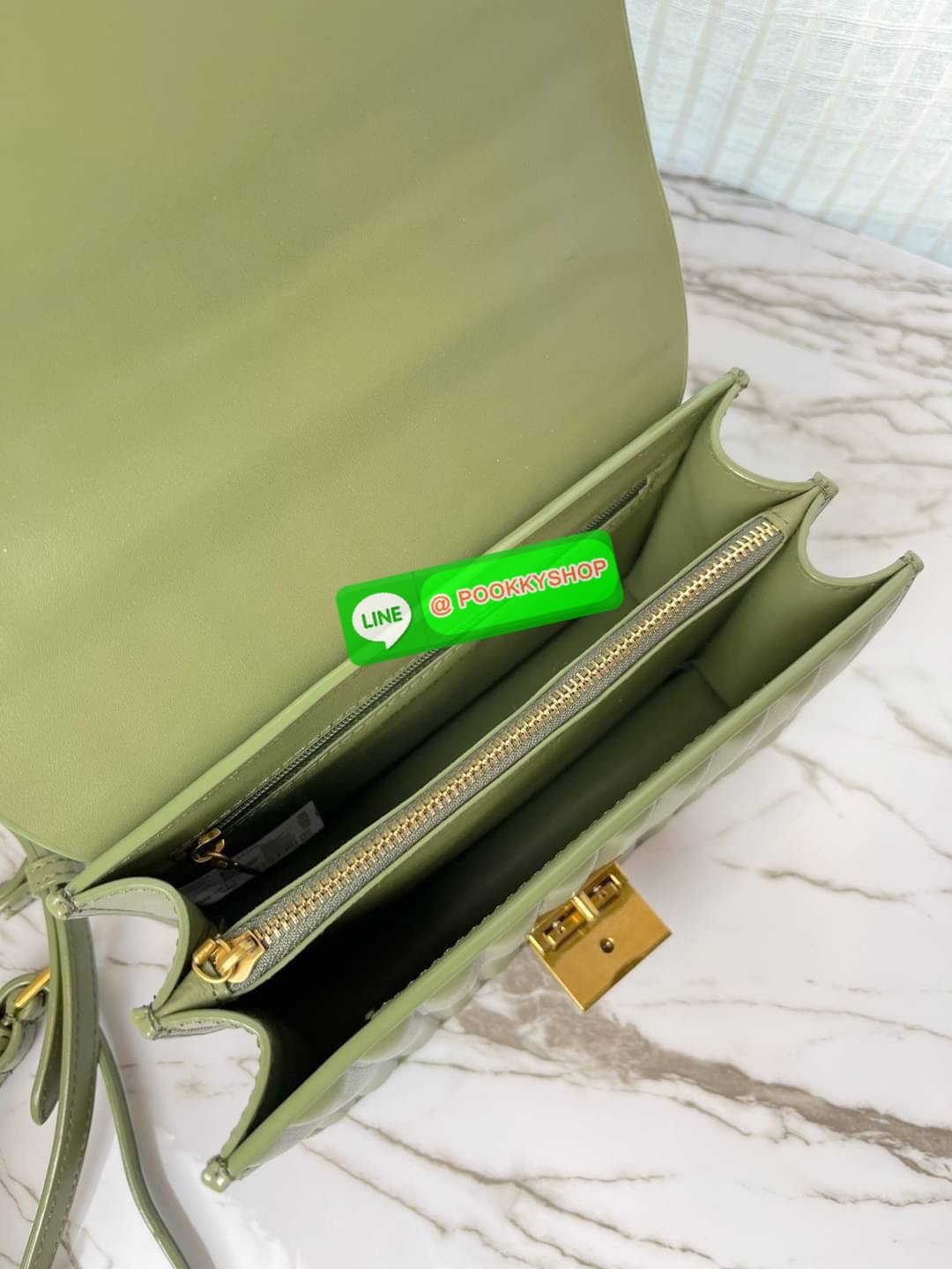 Charles & Keith Panelled Chain Handle Bag กระเป๋าสะพายรุ่นใหม่ชนช็อป รุ่นนี้จะถือคล้องแขน/สะพายแบบสายยาวได้หลายแบบ มีหูโซ่สีทองสวยหรู เปิดปิดแบบตัวเปิดล็อก ภายในแบ่งเป็น 3 ช่อง เป็นช่องซิปตรงกลาง ใส่ IPhone pro max และกระเป๋าเงินใบสั้นได้ค่ะ สายสะพายยาวถอ