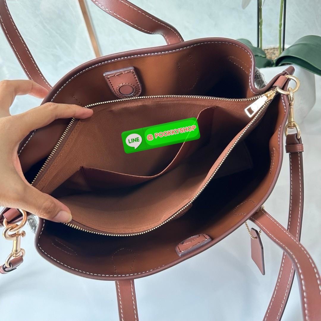 COACH HANNA CARRYALL WITH COACH CH189 IMNAM 🔖กระเป๋าสะพายไหล่/ถือ รูปทรงสวยหรู ลุคคุณนายมากแม่ 🔖วัสดุ: ผ้าแคนวาสตัดขอบหนัง 🔖เปิด-ปิดแบบกระดุมแม่เหล็ก ภายในกระเป๋ามัลติฟังก์ชั่น ช่องซิปกลาง บุผ้า 🔖สายสะพายถอดและปรับระดับได้