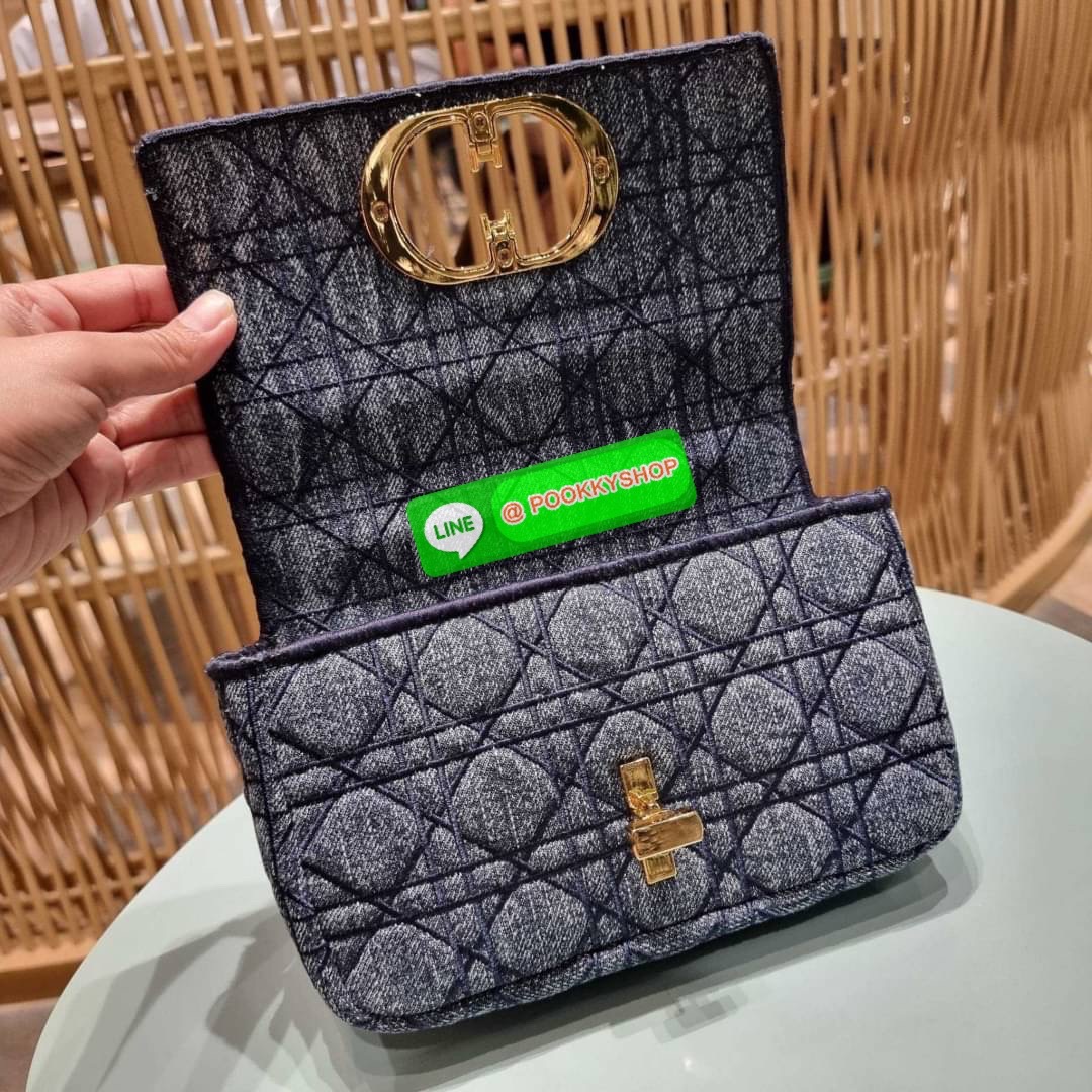 NEW IN CD SMALL CARO SHOULDER BAG กระเป๋าสะพายข้างพรีเมี่ยมกิ๊ฟทรงสวย ดีไซน์ย้อนยุค ที่รอบนี้โดดเด่นเป็นเอกลักษณ์มากๆ ดีไซน์สีเดนิมคลาสสิค เปิด-ปิดด้วยอะไหล่บิดล็อค หรูหรา ใช้งานง่าย วัสดุผ้าเดนิมทนทาน ภายในเป็นช่องโล่ง มีช่องย่อย ด้านหลังก็ยังมีช่องใส่บั