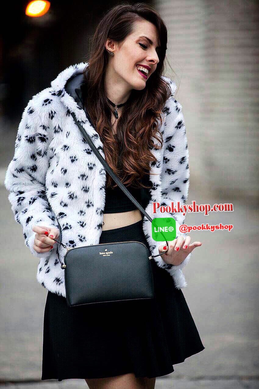 ปิ๊งป่อง!! มาเพิ่มแล้วค่ะ!! KATE SPADE CEDAR STREET MANDY กระเป๋าสะพายแบรนด์ดังจากอเมริการุ่นสุดฮิตหนัง Saffiano สวยหรูอยู่ทรงสไตล์ PRADA ด้านหน้าประดับโลโก้แบรนด์สีทองสวยไฮโซ ขนาดกำลังดี เปิดปิดด้วยซิปสะดวกใช้ ภายในมีช่องซิปและช่องใส่มือถือ สามารถใส่กระเ