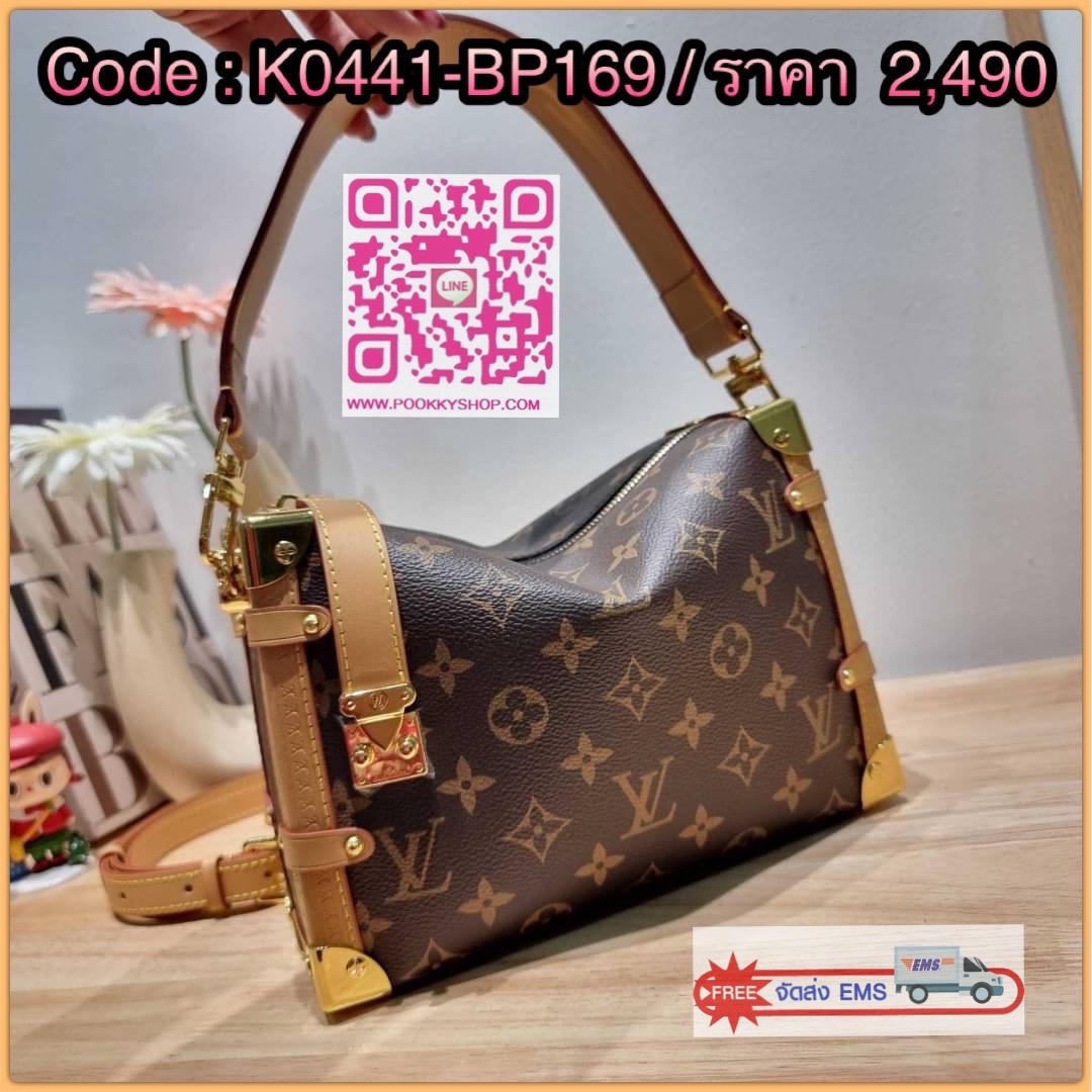 LV SIDE TRUNK สุดยอดกระเป๋าไอคอนนิค ทรงสวย ใหม่ล่าสุดจากเคาน์เตอร์ dutyfree สวยมีเสน่ห์ รูปทรงกล่อง โดดเด่นด้วยหมุดเข้ามุม ซิปเปิด-ปิดล็อคได้ วัสดุหนังแคนวาส ภายในเป็นช่องโล่ง มีสายสะพายมาให้ถึง 2 เส้น คล้องแขน คล้องไหล่เก๋ๆ หรือสะพายข้างชิคๆ พร้อมตอบรับไ