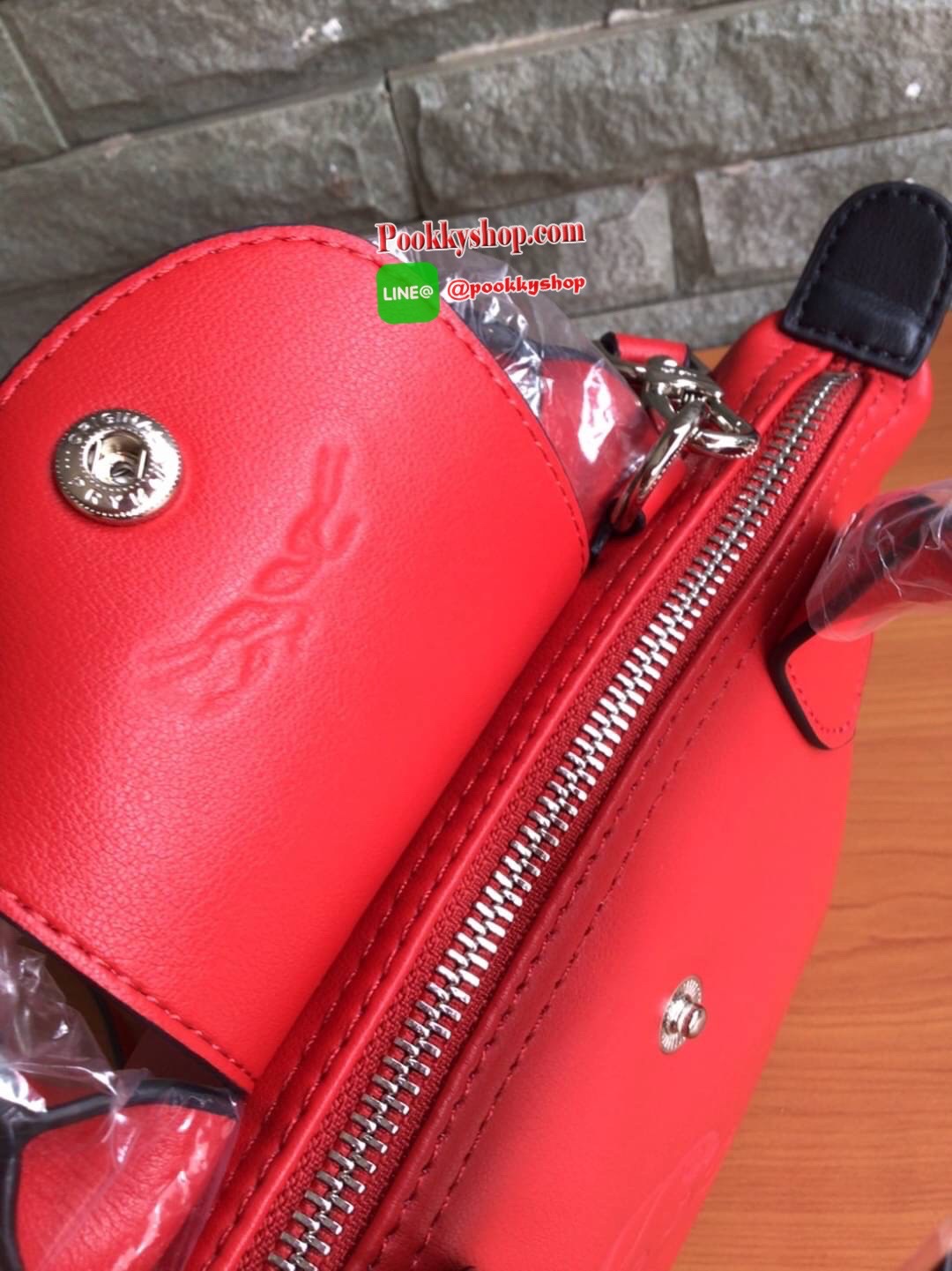 🚚 พร้อมส่ง 🚚 LONGCHAMP X POKE’MON TOP HANDLE BAG XS ขนาด มินิ รุ่น 1500 Collection LE PLIAGE CUIR Fall/ Winter เรียบหรูอย่างฝรั่งเศสกับความน่ารักคาวาอิแบบญี่ปุ่นมาผสม ซึ่งจะเป็นการนำเอาลวดลายพิคาชูมารังสรรค์ลงในกระเป๋าสุดคลาสสิกของแบรนด์ ก