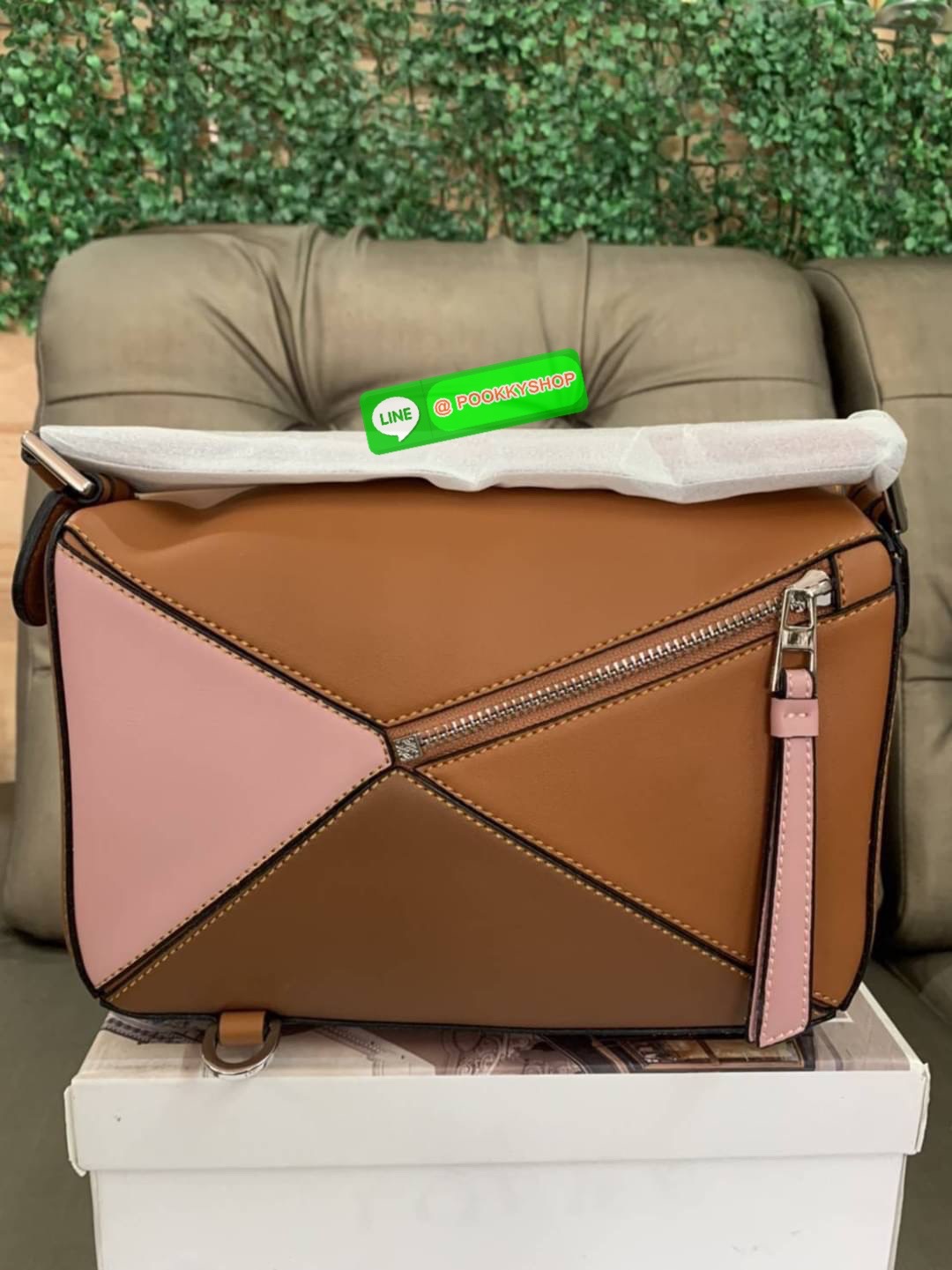 NEW IN! LOEWE CROSSBODY BAG VIP GIFT WITH PURCHASE (GWP) กระเป๋าถือหรือสะพาย Limited Edition จาก LOEWE PERFUME DUTYFREE COUNTER วัสดุ Leather Calfski หนังแท้ (หนังวัว) งานสวยตั้งอยู่ทรง สีสันสดใสทูโน ขนาดกำลังดี น้ำหนักเบา อะไหล่เงิน