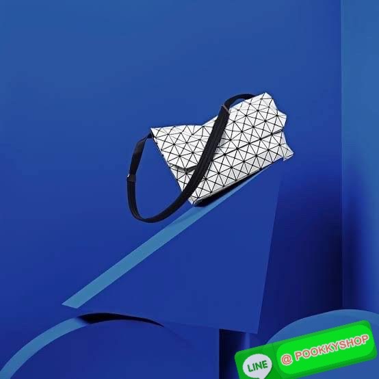 💕Baobao Issey Miyake Prism Sac ชาวมินิมอลทั้งชายและหญิงต้องถูกใจรุ่นนี้ เพราะ Prism Sac เป็นกระเป๋าแบบ unisex ที่มาพร้อมกับความเรียบง่ายของวัสดุเนื้อแมตต์ แต่ให้ลุคสไตล์เท่แบบคูลๆ โดดเด่นด้วยดีไซน์ที่ออกแบบมาให้ใช้งานที่ง่าย ตอบโจทย์ทุกสถานการณ์ฝา