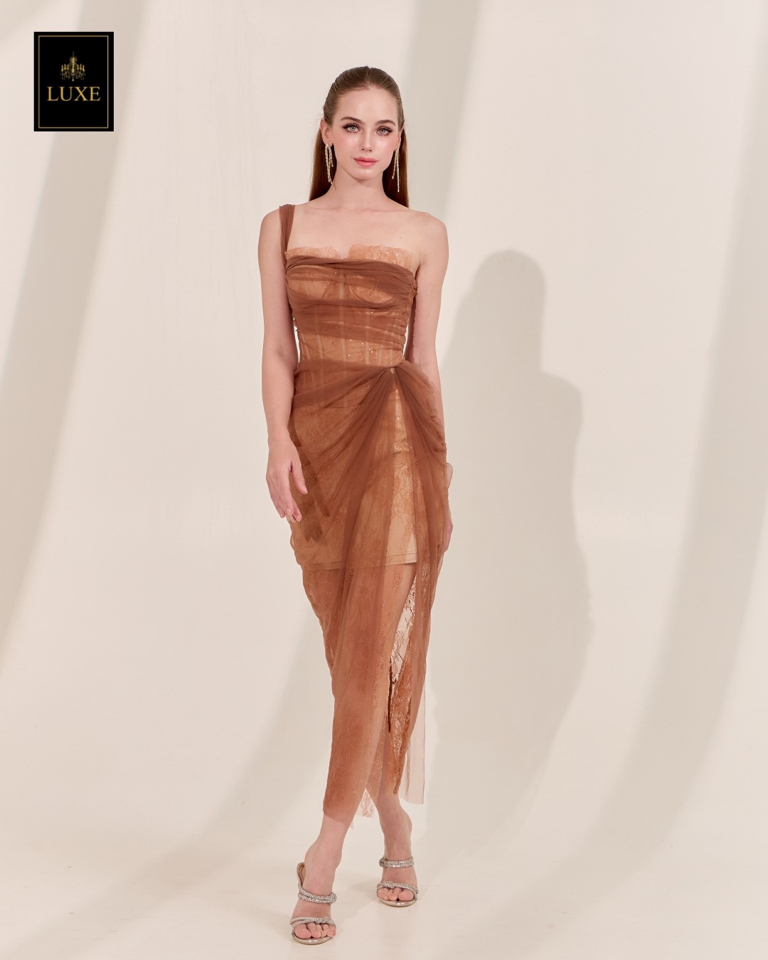 เดรสแฟชั่น เดรสเสื้อเกาะอก มีโครงแบบคอร์เซ็ต ซ้อนทับด้วยผ้าเน็ตจับเดรป กระโปรงจับเดรป