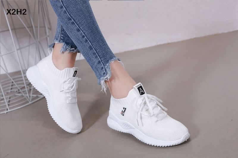 สินค้าพร้อมส่ง มาใหม่จ้าา รองเท้าผ้าใบแฟชั่น งานผ้าอย่างนิ่ม ทรงกระชับเท้า แต่งเชือกเพิ่มความกระชับจ้า พื้นยางขอบยางอย่างดี สี 3 สีจ้า