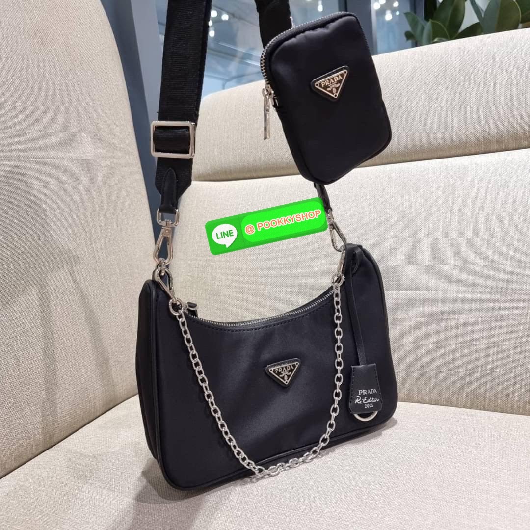 PRADA RE-EDITION 2005 RE-NYLON SHOULDER BAG ไอเท็มสุดปัง ที่ฮิตตลอดกาลไม่ว่าจะปีไหนๆ จัดให้ครบทั้งสีขายดีและสีใหม่ล่าสุด ที่สายคุณหนูห้ามพลาด!! กับกระเป๋าสะพายทรงคลาสสิค เหมาะเป็น everyday bag มากๆ วัสดุผ้าไนล่อนคุณภาพ พร้อมใบลูก ไว้ใส่เหรียญ ใส่กุญแจได้ส