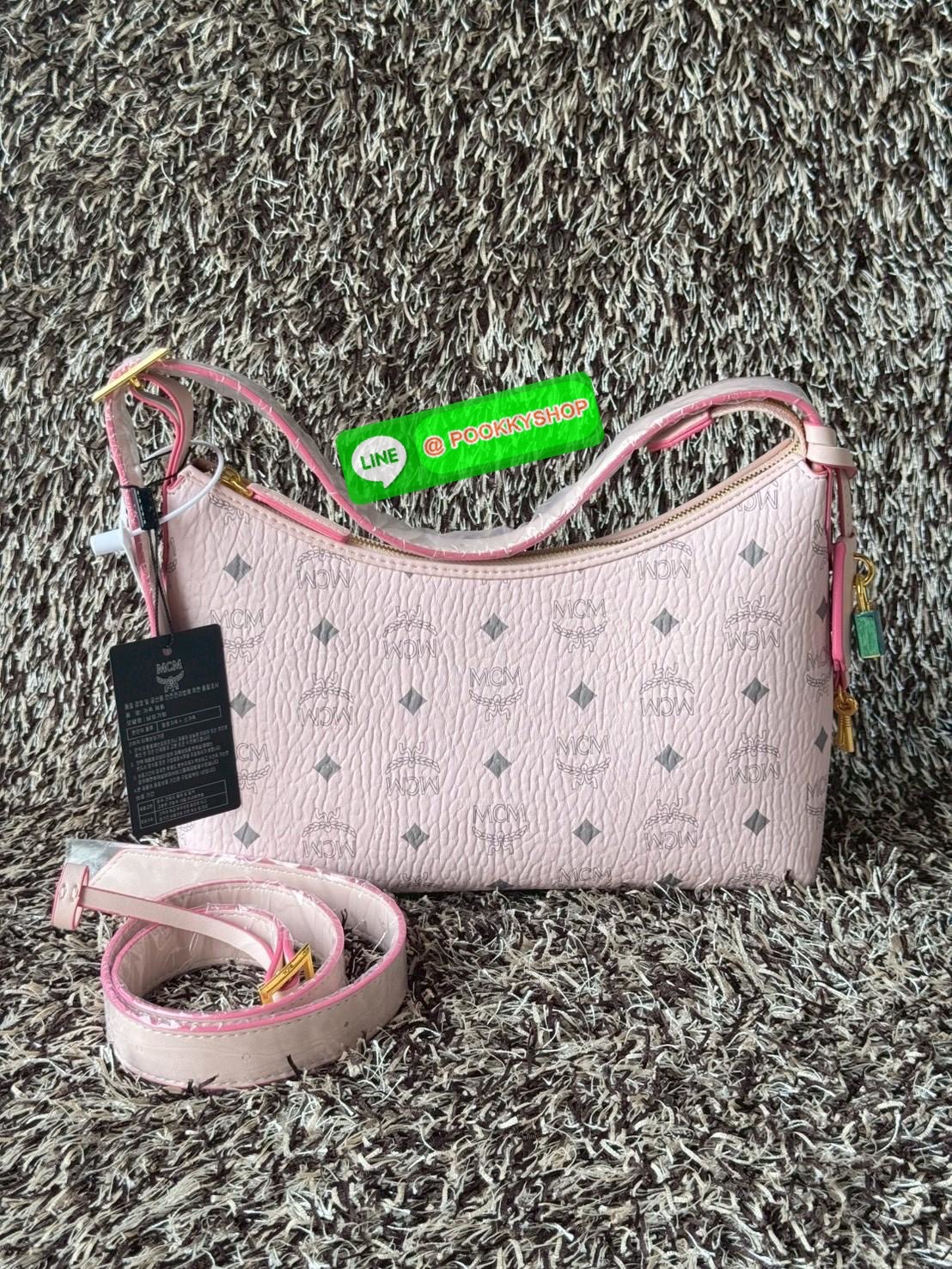 MCM Aren Hobo In Visetos กระเป๋าสไตล์คลาสสิก โดดเด่นด้วยรูปลักษณ์ ที่สามารถสะพายขึ้นไหล่ และยังมีสายสะพายเพิ่มให้1เส้น ต่อเป็นสายยาวสะพายพาดลำตัวได้ ฝากกระเป๋าเปิดปิดด้วยซิป แต่งดีเทลแท็กหนังที่ถอดออกได้และกุญแจพร้อมลูกสลักโลโก้