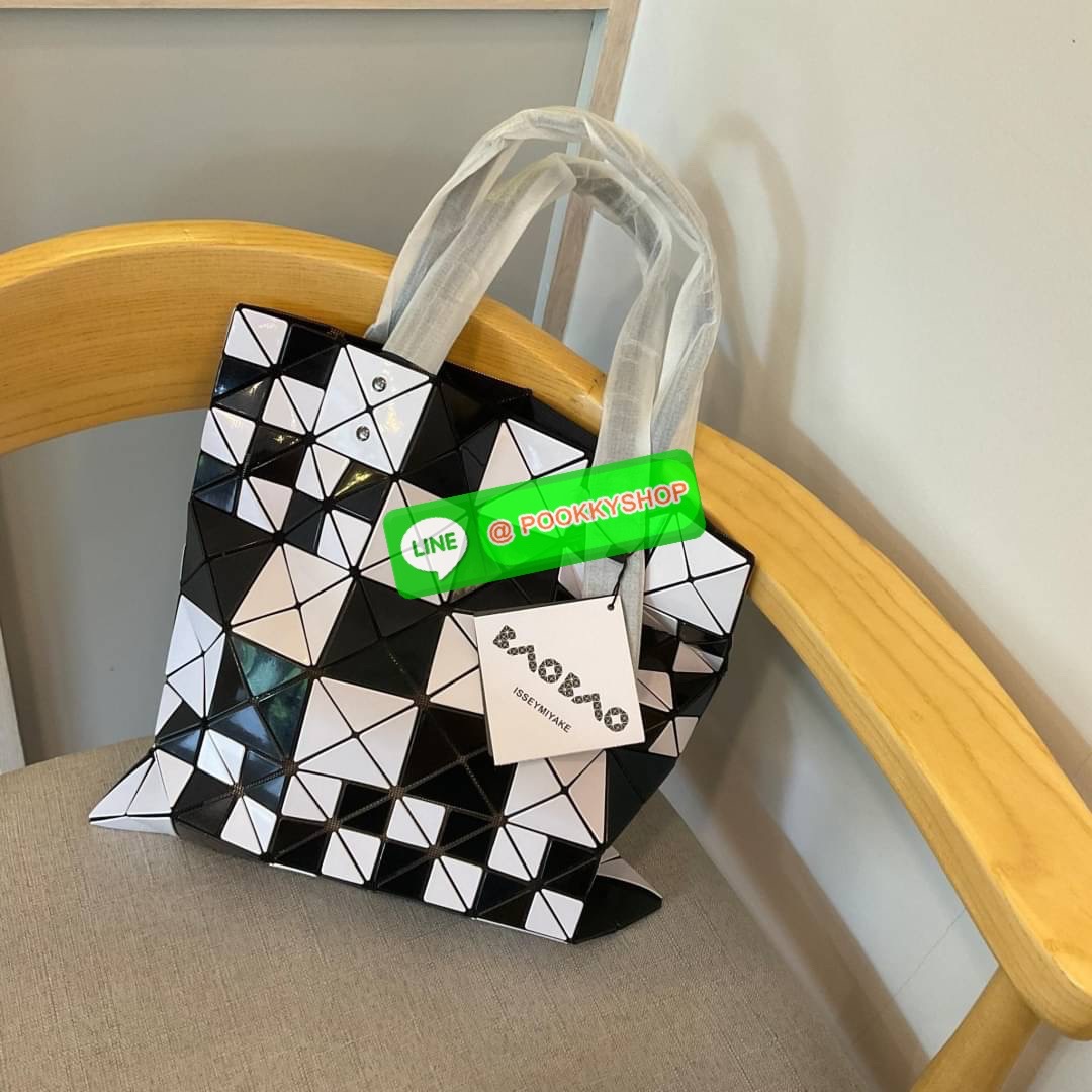 BAO BAO ISSEY MIYAKE ICHIMATSU TOTE BAG กระเป๋าโท้ทลาย ICHIMATSU (ลายตาหมากรุก) และลายธงตาหมากรุก ความแตกต่างระหว่างแสงและความมืดเชื่อมโยงกับการเคลื่อนไหวของชิ้นงาน ทำให้เกิดผลกระทบเมื่อรูปทรงของกระเป๋าเปลี่ยนไป การผสมผสานที่ลงตัวของชิ้นใหญ่และชิ้นเล็กช่ว