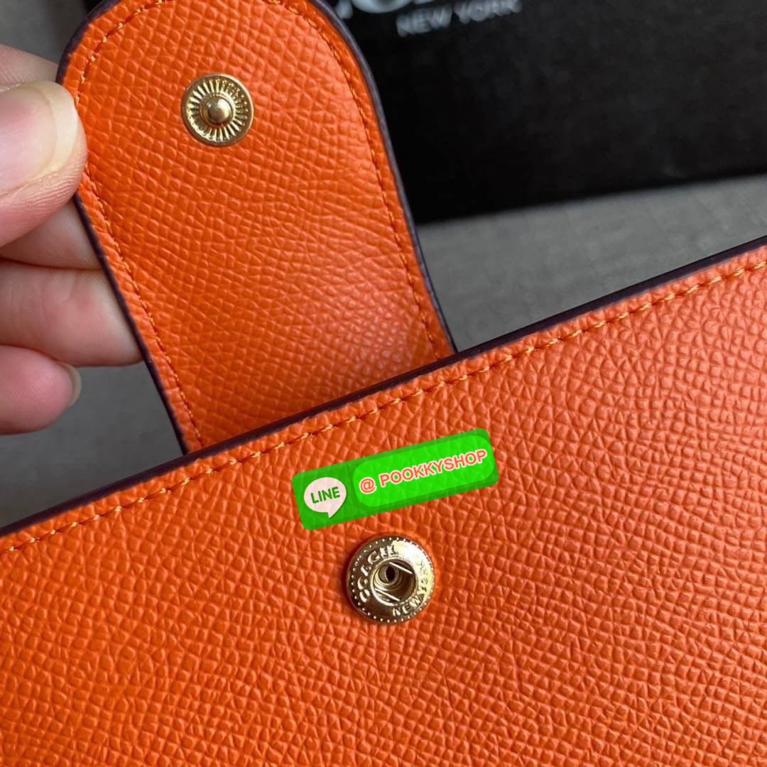 COACH 6390 MEDIUM CORNER ZIP WALLET กระเป๋าสตางค์ใบกลาง สีพื้นเรียบหรู วัสดุcrossgrain ภายในมีช่องใส่บัตรและธนบัตรได้ทุกชนิด มีช่องซิปใส่เหรียญ ขนาดกะทัดรัดพกพาง่าย คนชอบจัดระเบียบกระเป๋าสตางค์แนะนำเลยจ้า