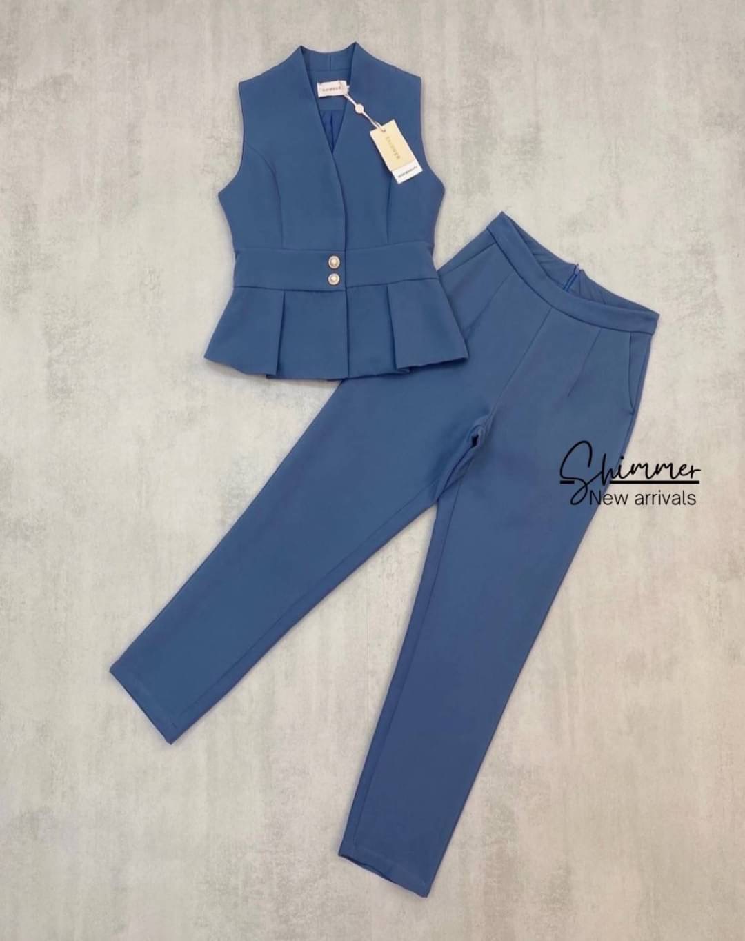 เสื้อทรงยาวงานกระดุมหน้าเก็บซับในทั้งตัวปลายเสื้อจับจีบ แพทเทิร์นสวยเข้ารูป ช่วงอกมีกระดุมกด แมทช์คู่กับกางเกงขายาวกึ่งเดฟ ทรงสวยไม่รัดขาเกินไป เนื้อผ้าพื้นเกรดพรีเมียมทั้งชุด ลุคนี้เสริมบุคลิกผู้สวมใส่ให้สวยเป๊ะ แบบเซเลปแน่นอนค่า