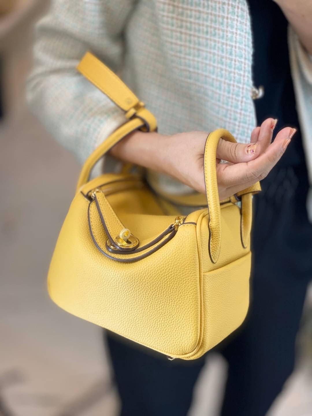 กลับมาเเล้วค่า Lindy 20cm หนัง PU premium ที่ลูกค้าถามกันมาเยอะมากกก รอบนี้หนังสวยมากๆๆ สายสะพายแบบเรียบหรู มีห่วงรัดสายสองข้าง มี 2 สายนะคะ มีซิลิโคนปิดลูกบิดกันรอย งานเนี้ยบสุด ยิ่งใช้ยิ่งนิ่มมม กระเป๋าทรงสวยนุ่ม Flexible มากๆ จุของได้ทุกสิ่ง จะใช้ไปทำง