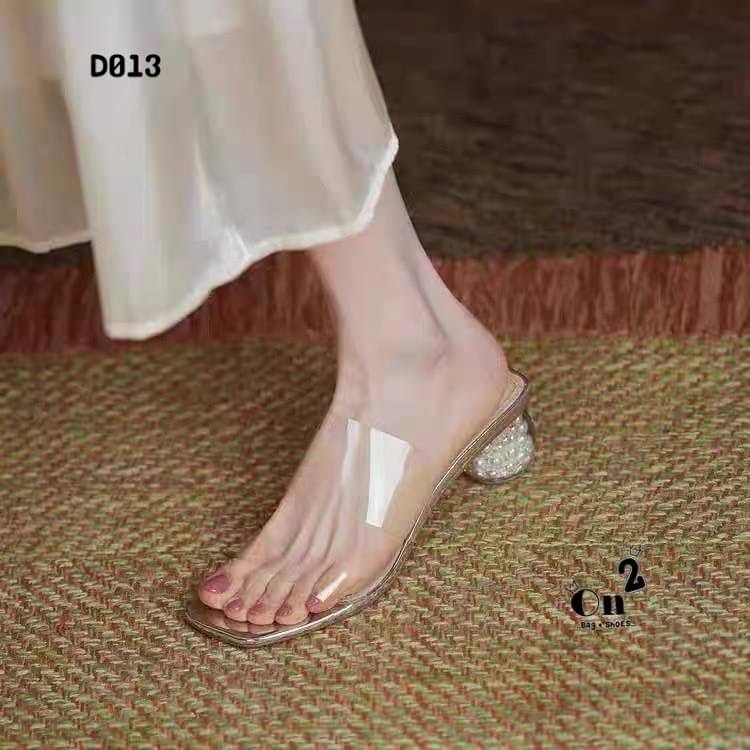 รองเท้าส้นสูงส้นแก้วกลมด้านในประดับมุก ด้านหน้าสวมpvc ใสคาดคู่ งานนิ่มใส่สบายไม่บาดเท้าค่ะ ทรงสวยดูดีใส่เข้ากับชุดได้ง่ายมี2สีให้เลือกค่ะ