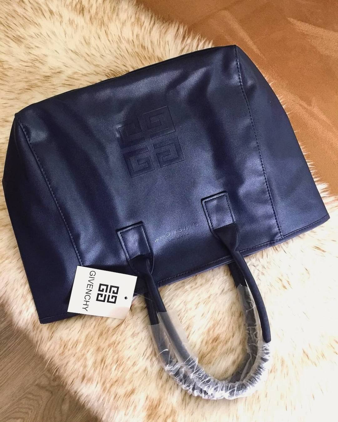 Best Seller! Givenchy Black Soft Leather Shoulder Handbags (Limited edition) กระเป๋าถือหรือสะพายพรีเมี่ยมของเเท้จาก "Givenchy Perfume Counter" วัสดุหนังนิ่มเรียบสีดำด้านหน้าปั้มโลโก้แบรนด์ GV ภายใน Polyester 100% สีดำสกรีนโลโก้สวยดูดี เปิดปิดด้ว
